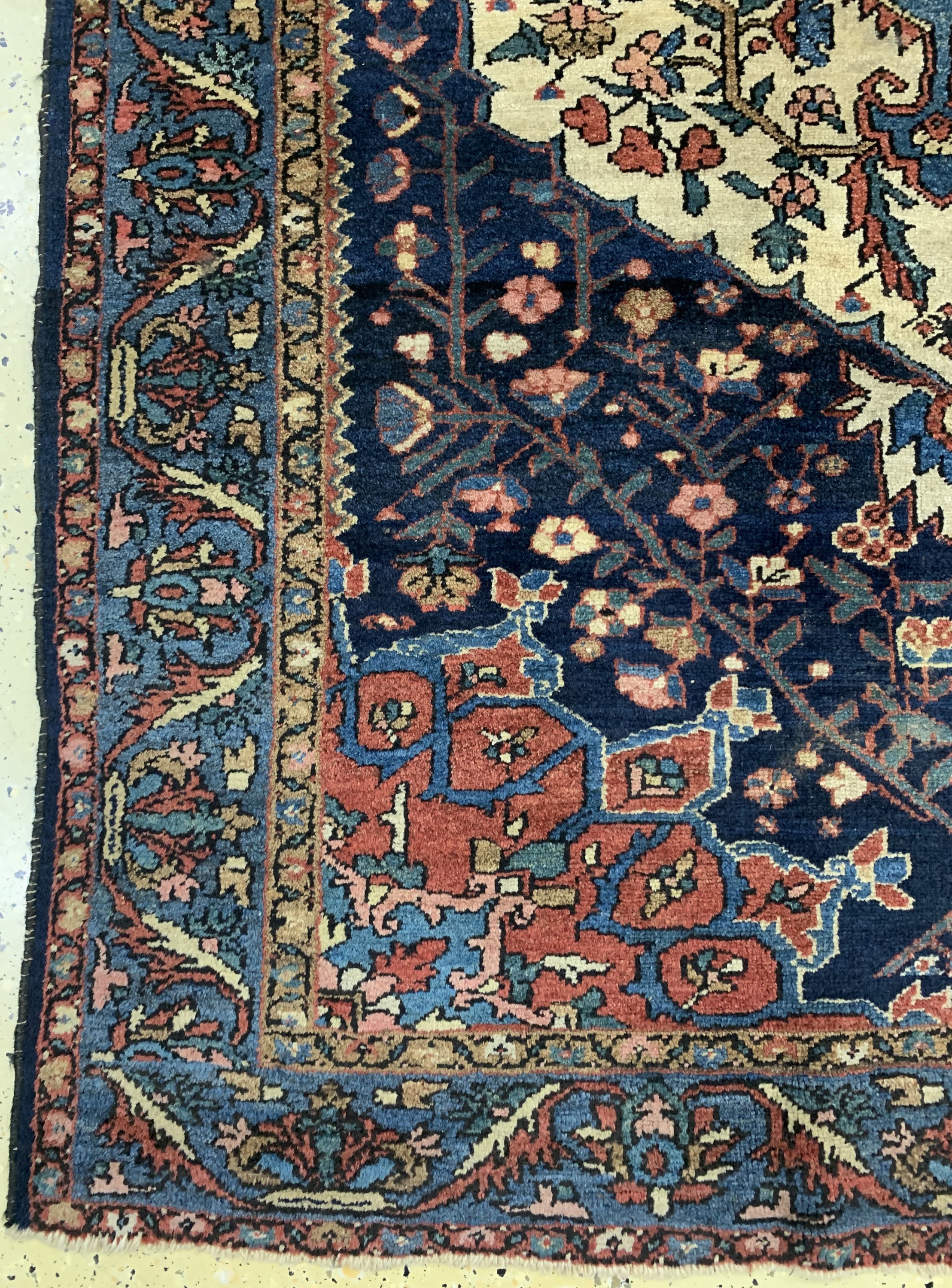Detail b: Borchalou, Persien, Anfang 20.Jhd, Wolle auf Baumwolle, ca. 205 x 137 cm, Reinigungsbedürftig, EHZ: 2-3
