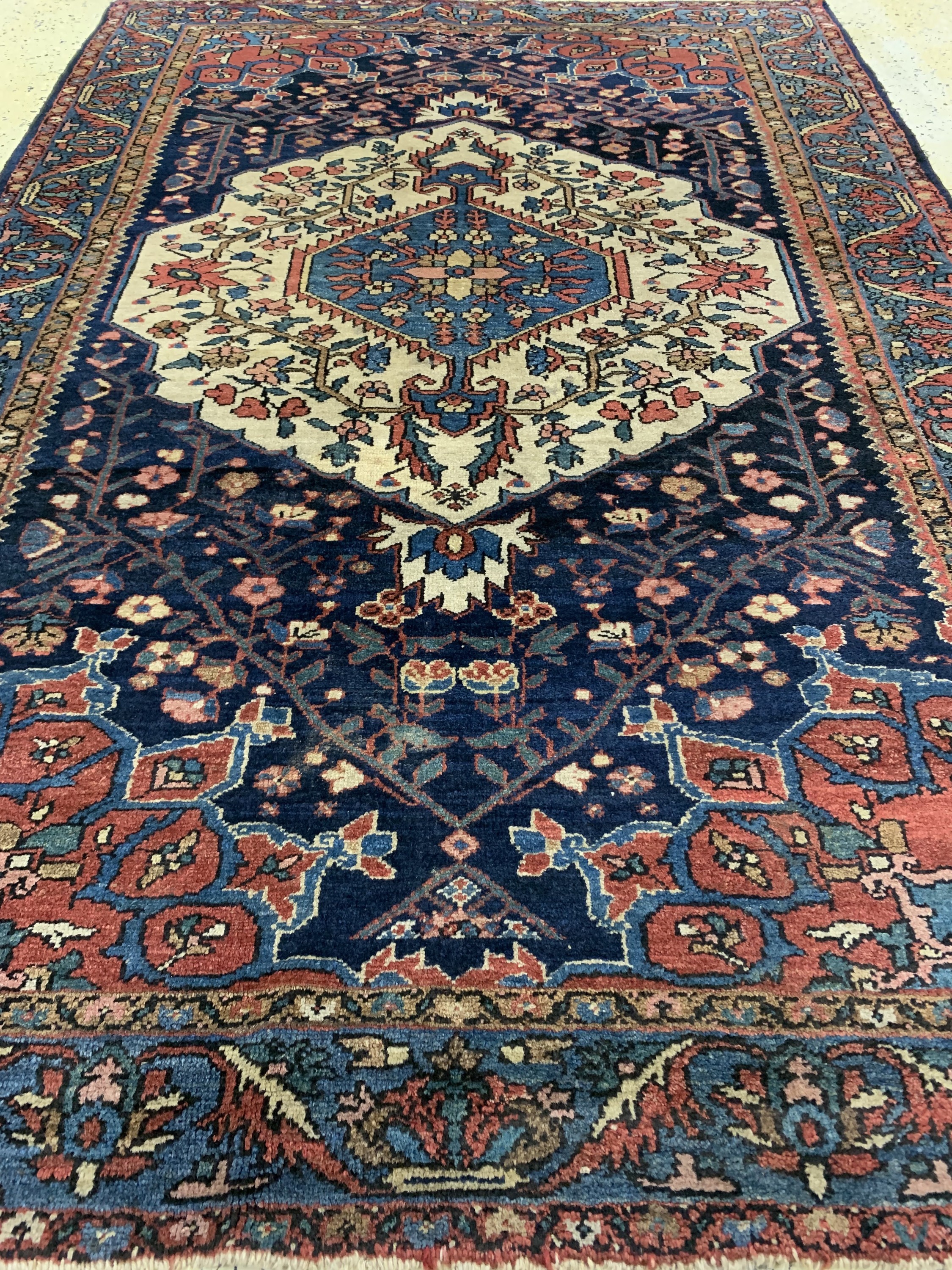 Detail e: Borchalou, Persien, Anfang 20.Jhd, Wolle auf Baumwolle, ca. 205 x 137 cm, Reinigungsbedürftig, EHZ: 2-3