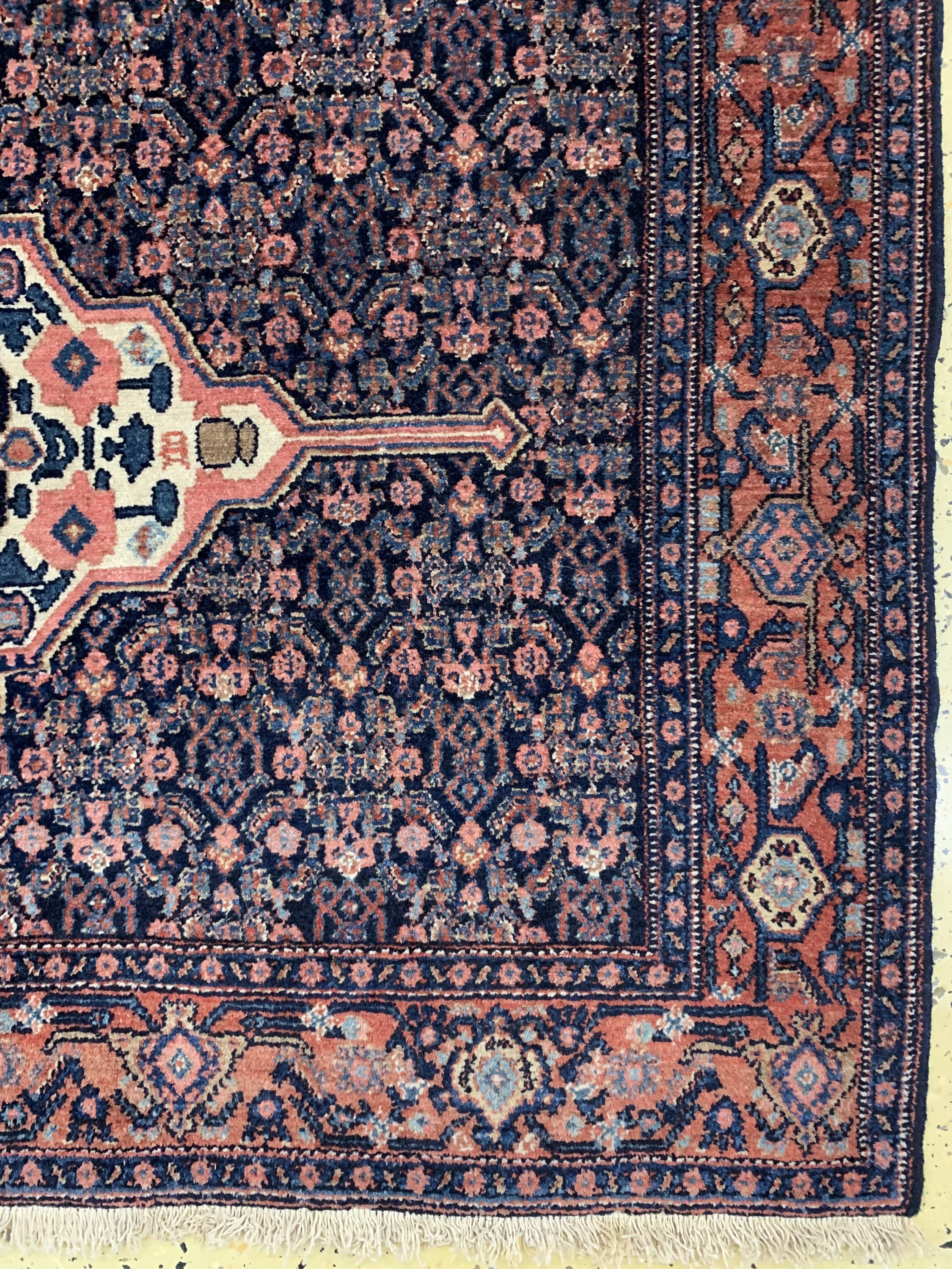 Detail a: Antiker Senneh, Persien, um 1900, Wolle aufBaumwolle, ca. 192 x 138 cm, minimaler Mottenfraß, EHZ: 2-3