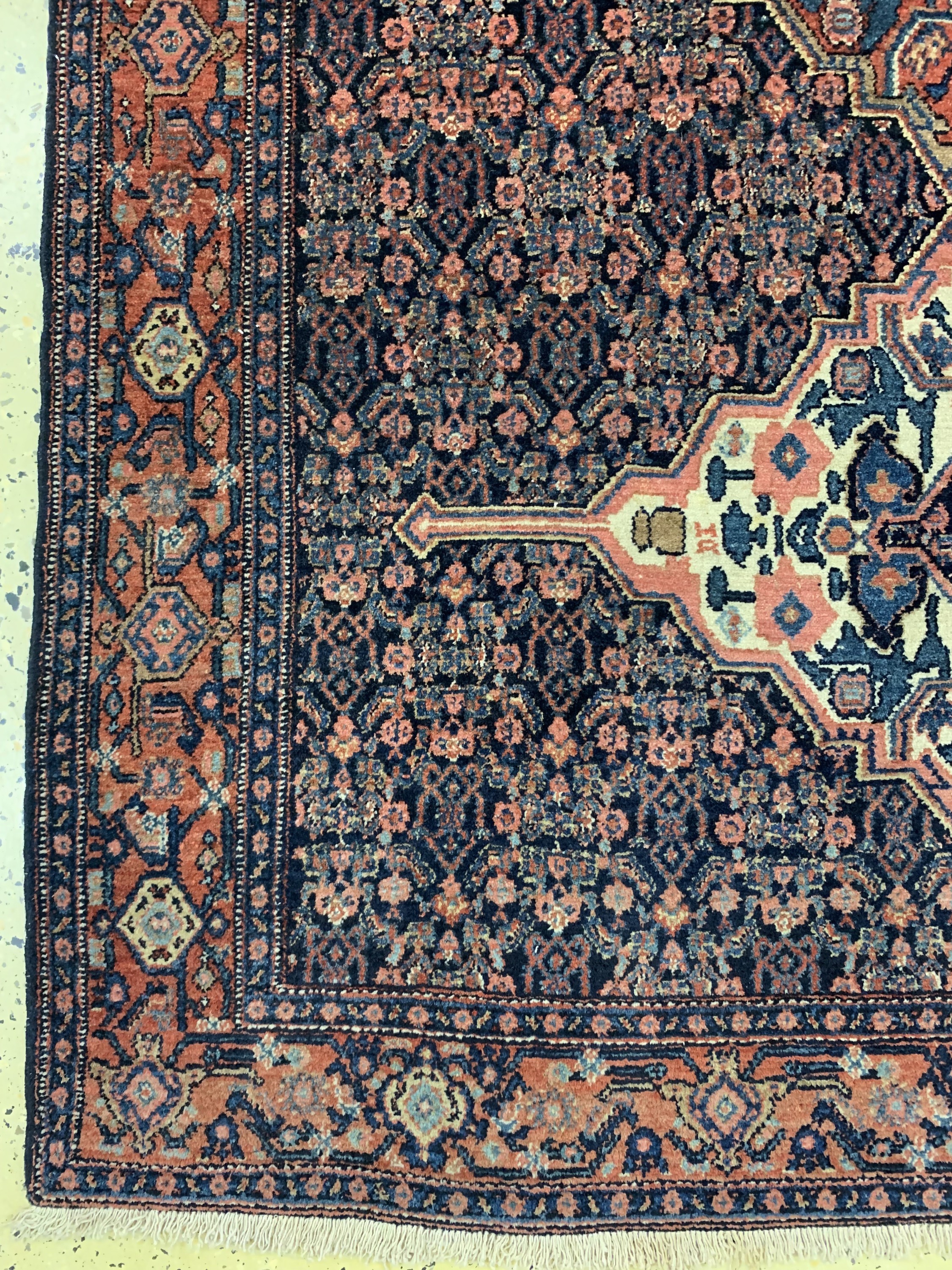Detail b: Antiker Senneh, Persien, um 1900, Wolle aufBaumwolle, ca. 192 x 138 cm, minimaler Mottenfraß, EHZ: 2-3