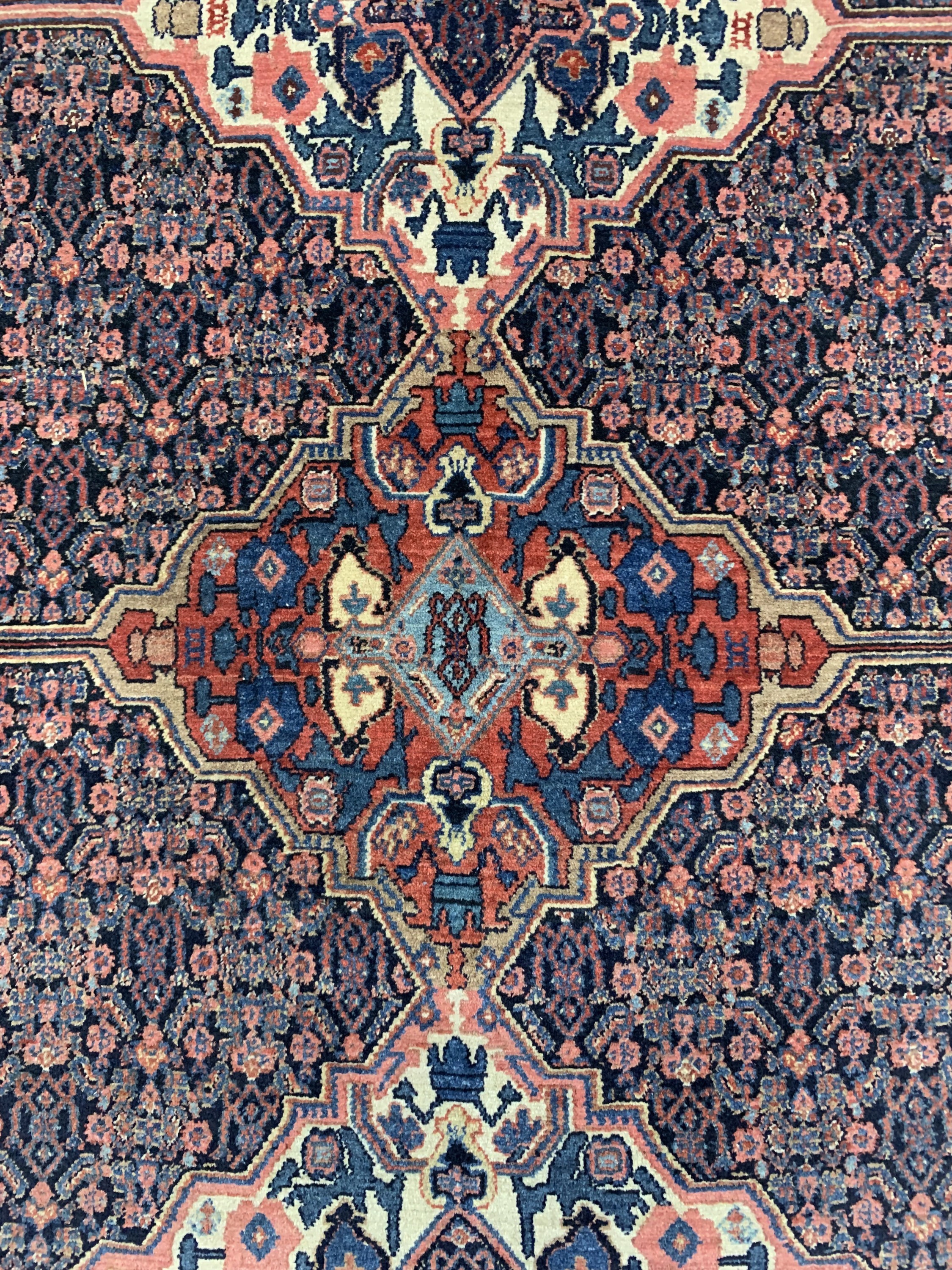 Detail c: Antiker Senneh, Persien, um 1900, Wolle aufBaumwolle, ca. 192 x 138 cm, minimaler Mottenfraß, EHZ: 2-3