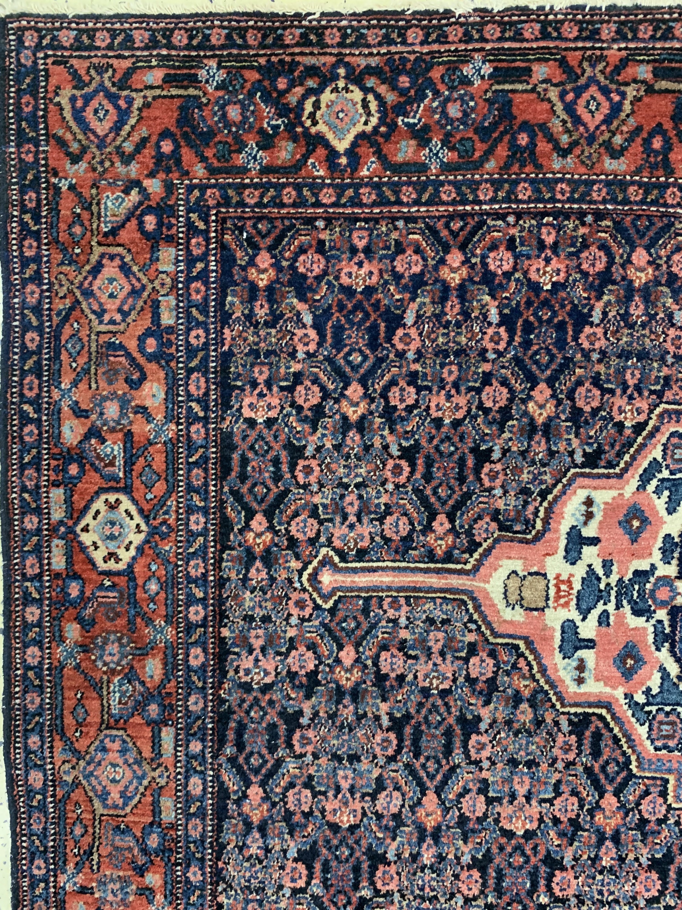 Detail d: Antiker Senneh, Persien, um 1900, Wolle aufBaumwolle, ca. 192 x 138 cm, minimaler Mottenfraß, EHZ: 2-3