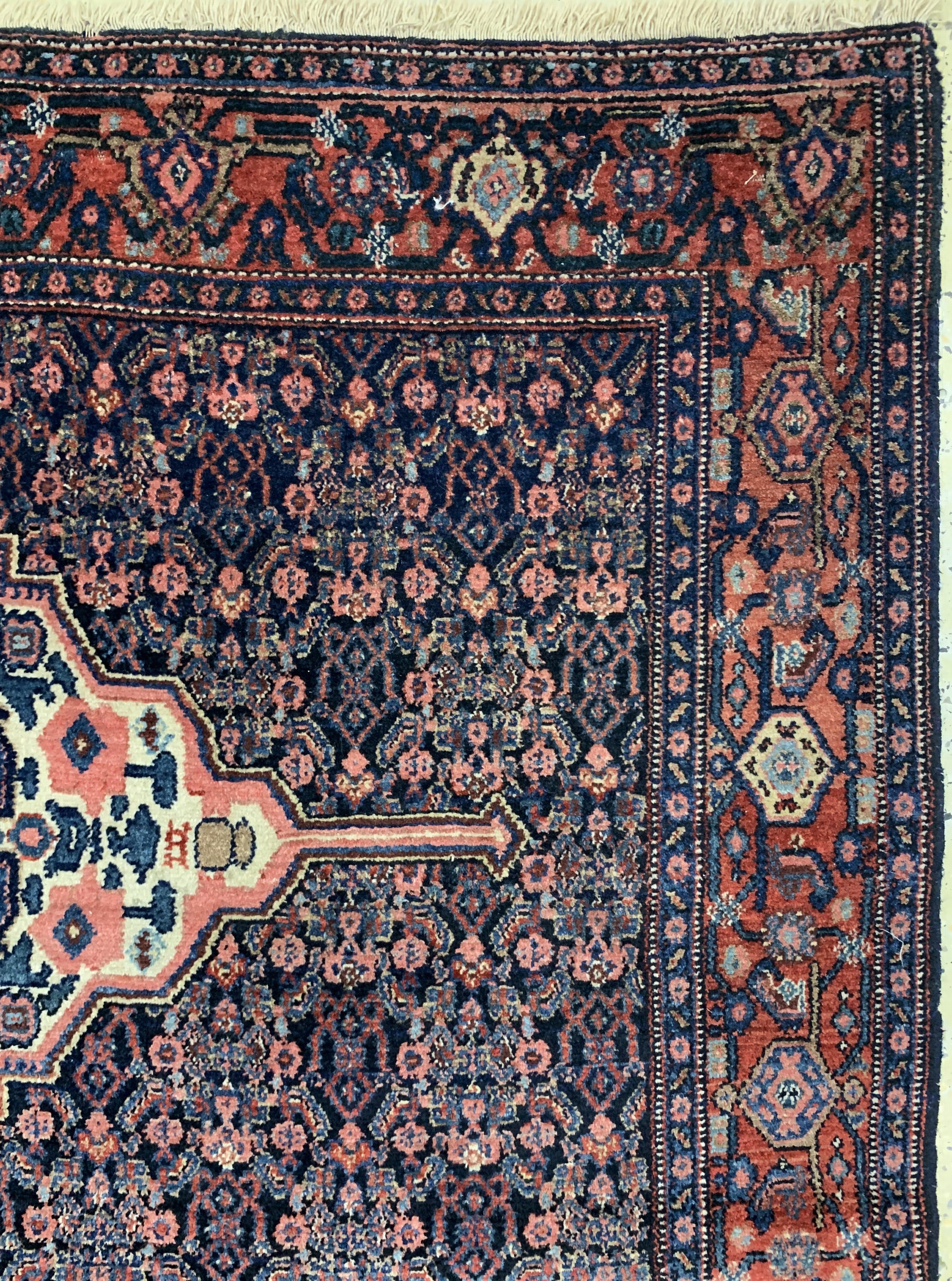 Detail e: Antiker Senneh, Persien, um 1900, Wolle aufBaumwolle, ca. 192 x 138 cm, minimaler Mottenfraß, EHZ: 2-3