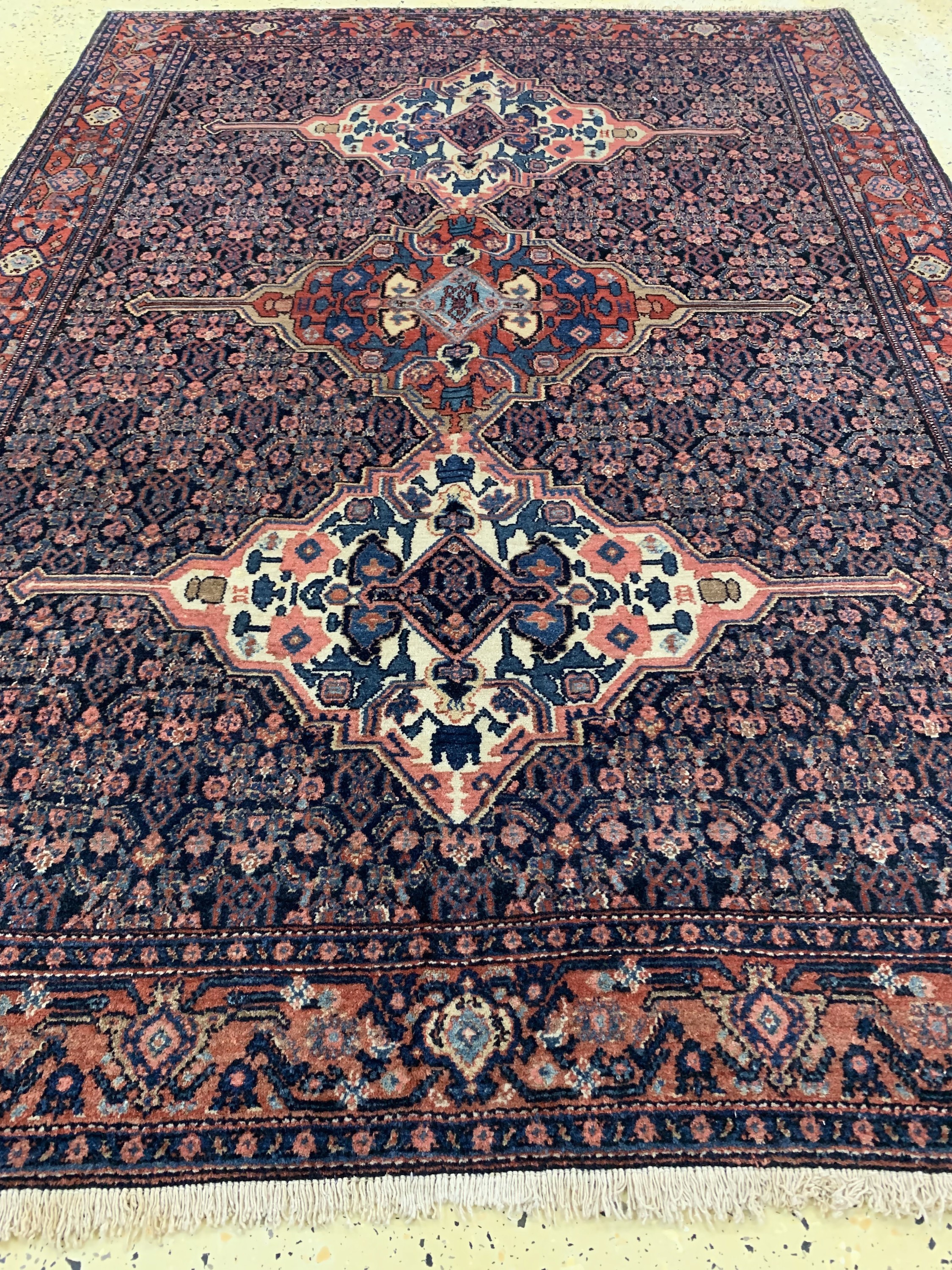 Detail f: Antiker Senneh, Persien, um 1900, Wolle aufBaumwolle, ca. 192 x 138 cm, minimaler Mottenfraß, EHZ: 2-3