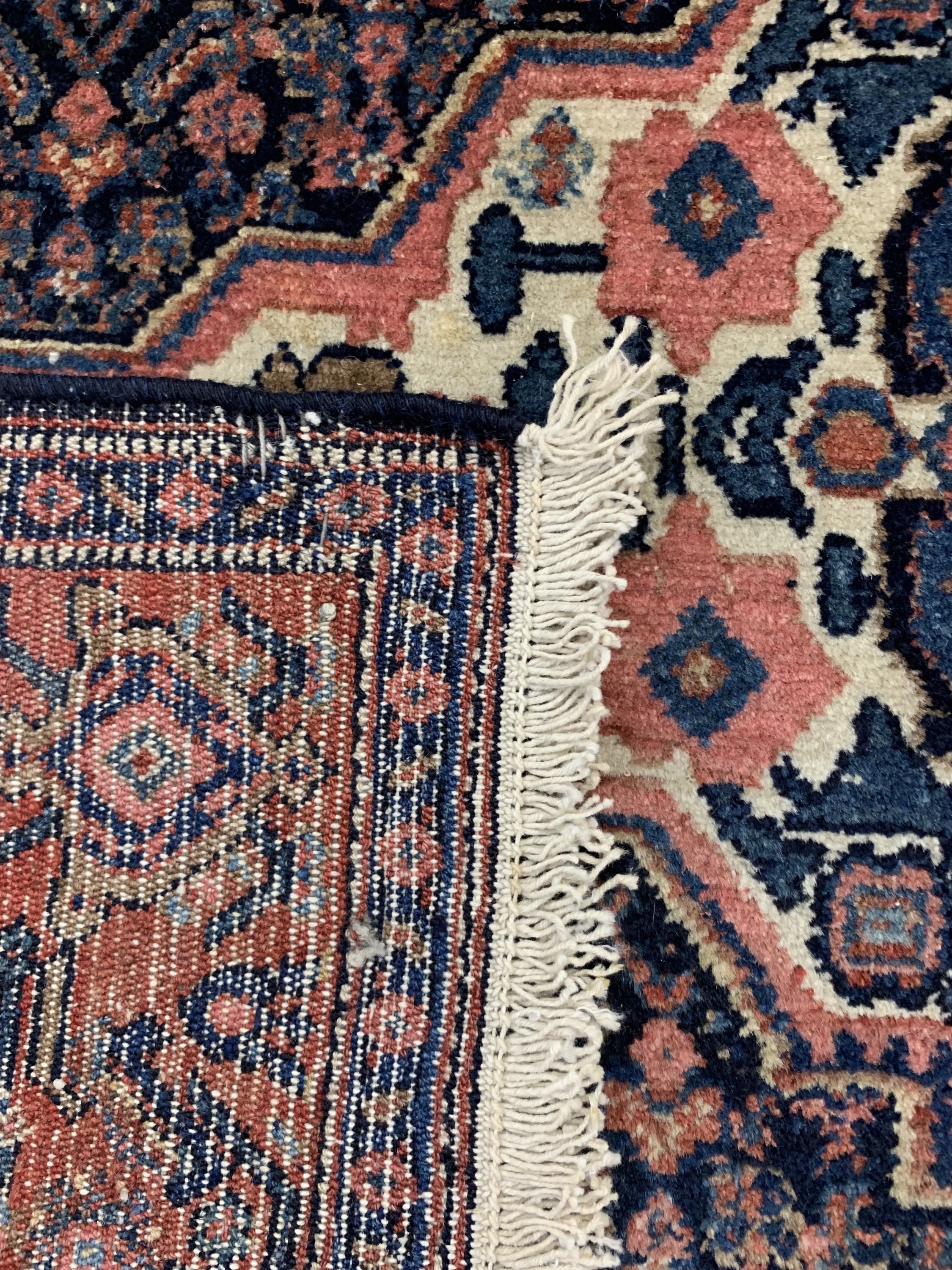 Detail g: Antiker Senneh, Persien, um 1900, Wolle aufBaumwolle, ca. 192 x 138 cm, minimaler Mottenfraß, EHZ: 2-3