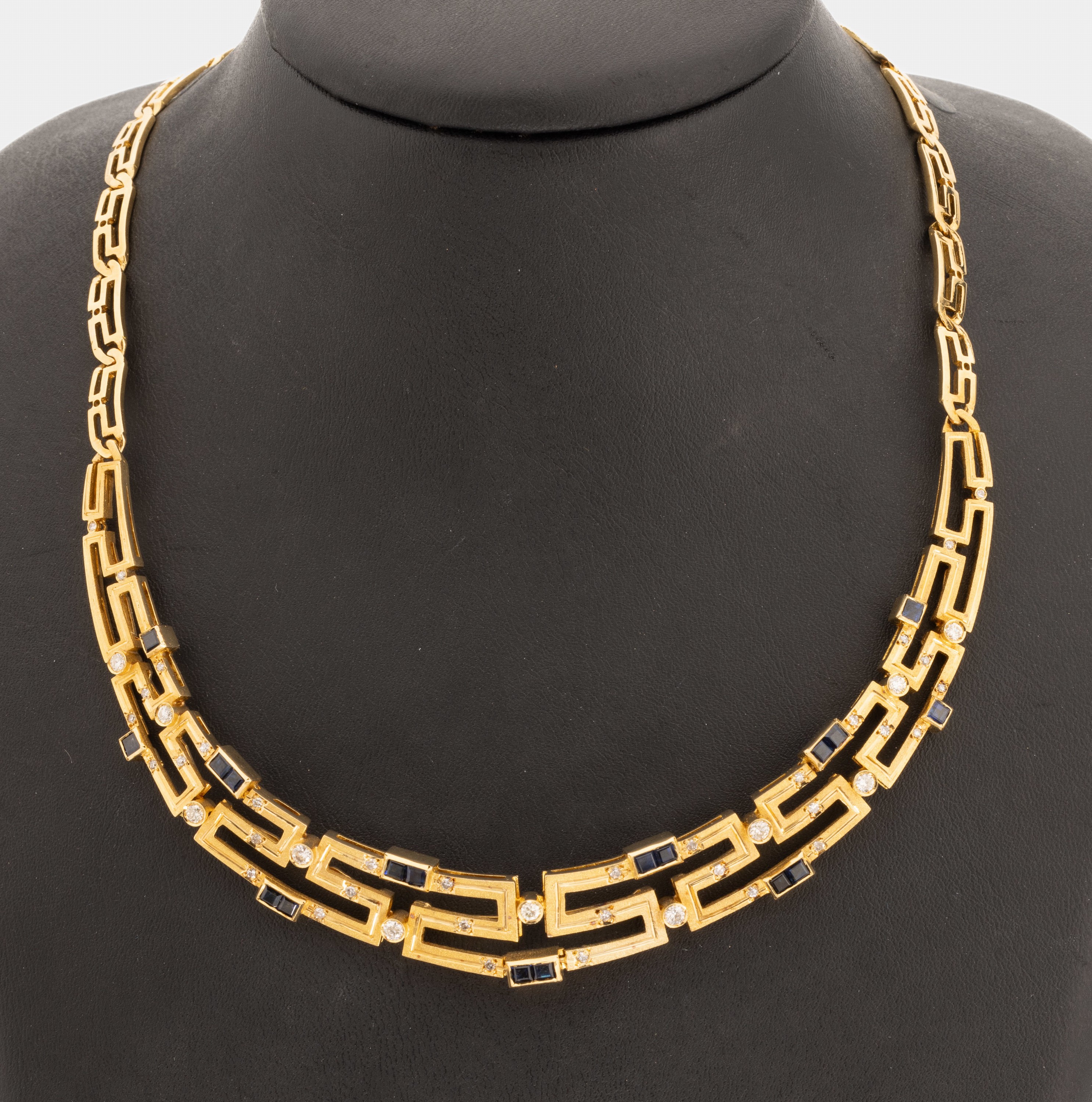 18 kt Gold Saphir-Diamant-Collier, GG 750/000, Mäandermuster, Mittelteil mit 18 Saphir-Carrees zus. ca. 2.0 ct, 11 Brillanten und 34 8/8-Diamanten ...