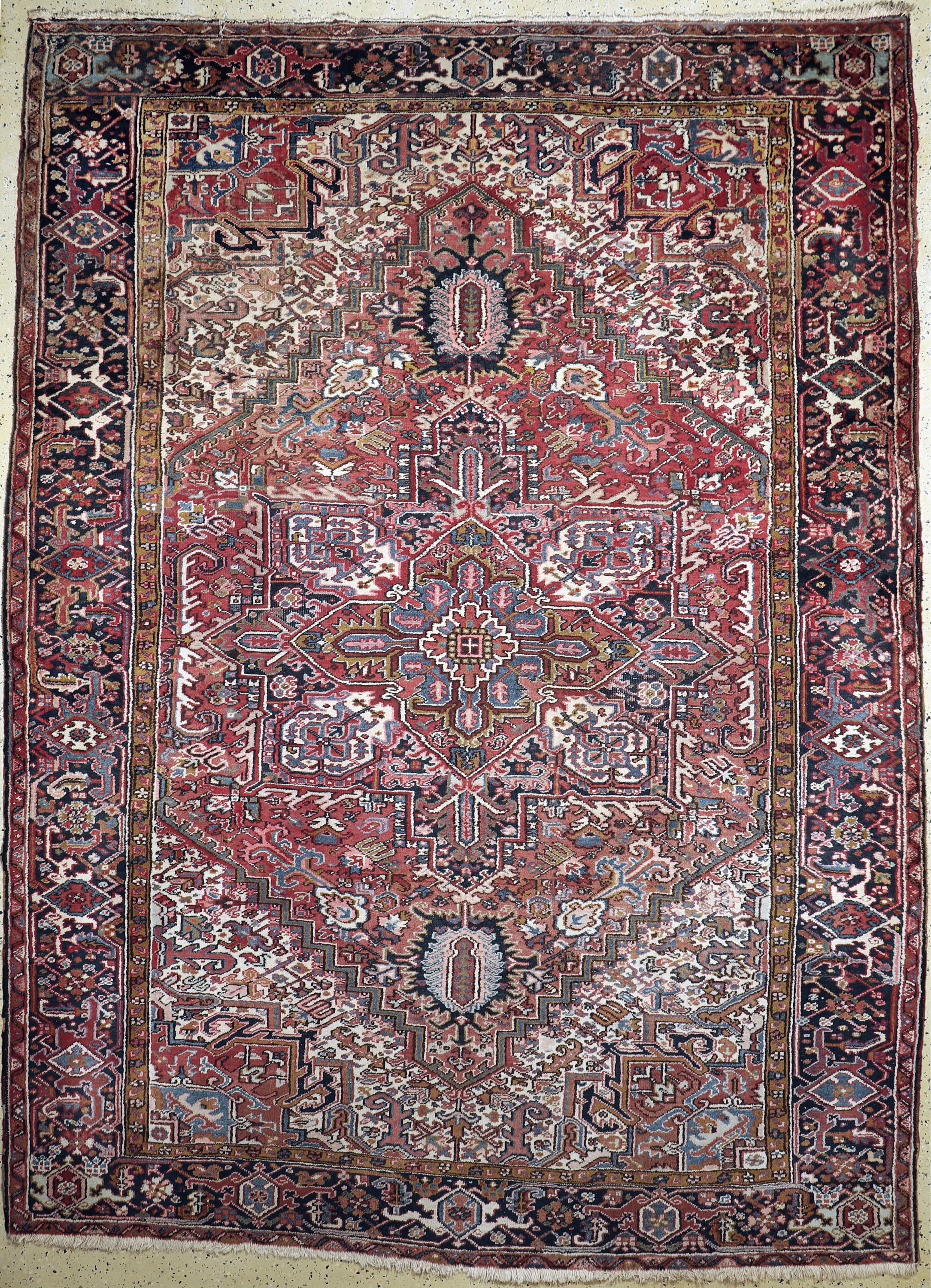 Heriz alt, Persien, Anfang 20.Jhd, Wolle auf Baumwolle, ca. 345 x 255 cm, EHZ: 2-3, (kleine Riss am Rand)