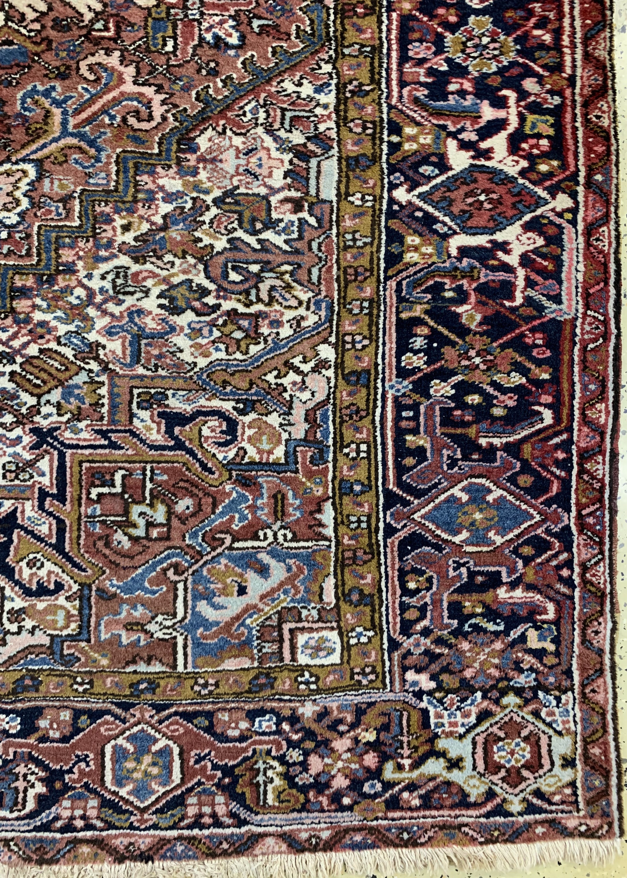 Detail a: Heriz alt, Persien, Anfang 20.Jhd, Wolle auf Baumwolle, ca. 345 x 255 cm, EHZ: 2-3, (kleine Riss am Rand)