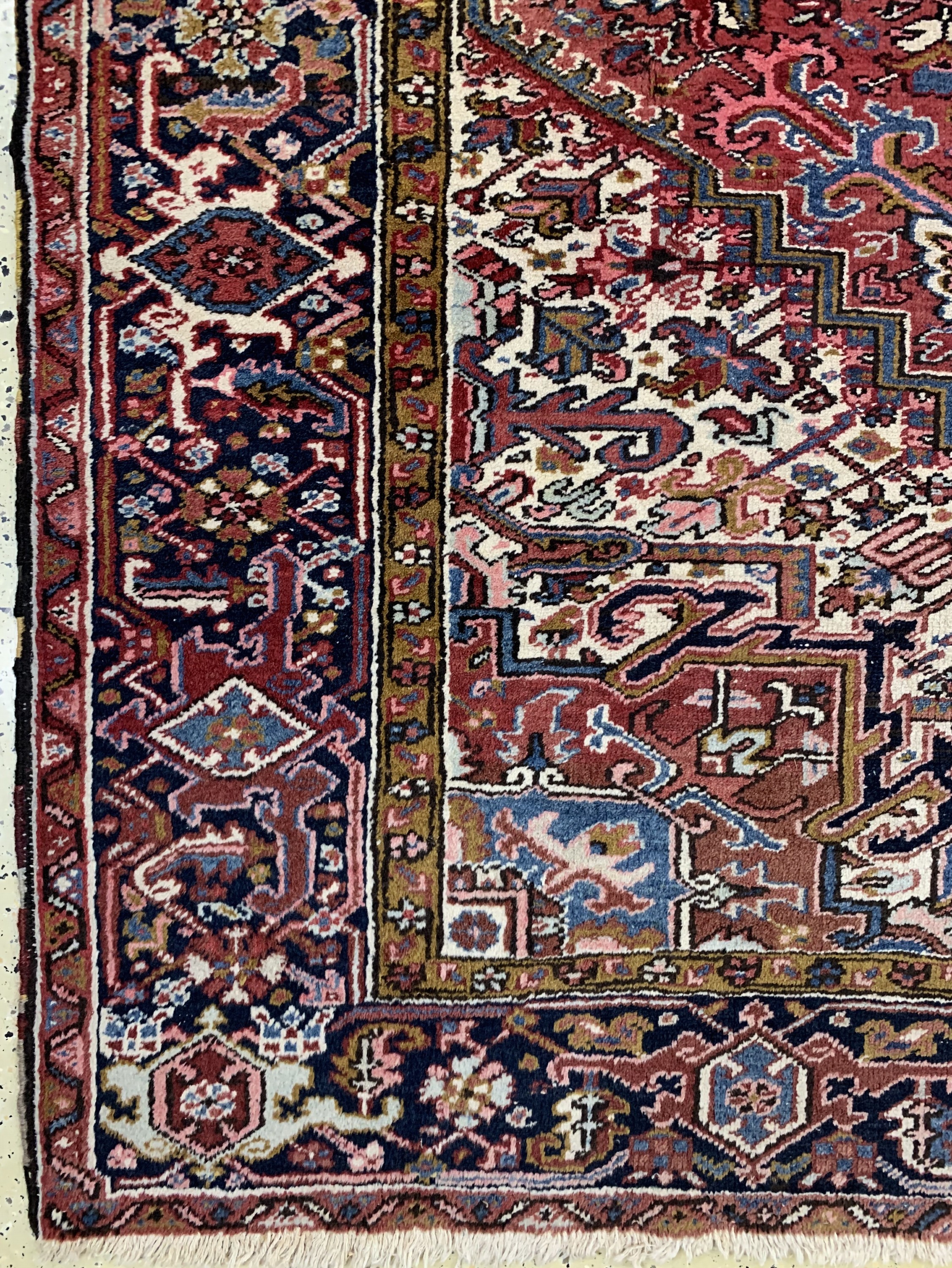 Detail b: Heriz alt, Persien, Anfang 20.Jhd, Wolle auf Baumwolle, ca. 345 x 255 cm, EHZ: 2-3, (kleine Riss am Rand)