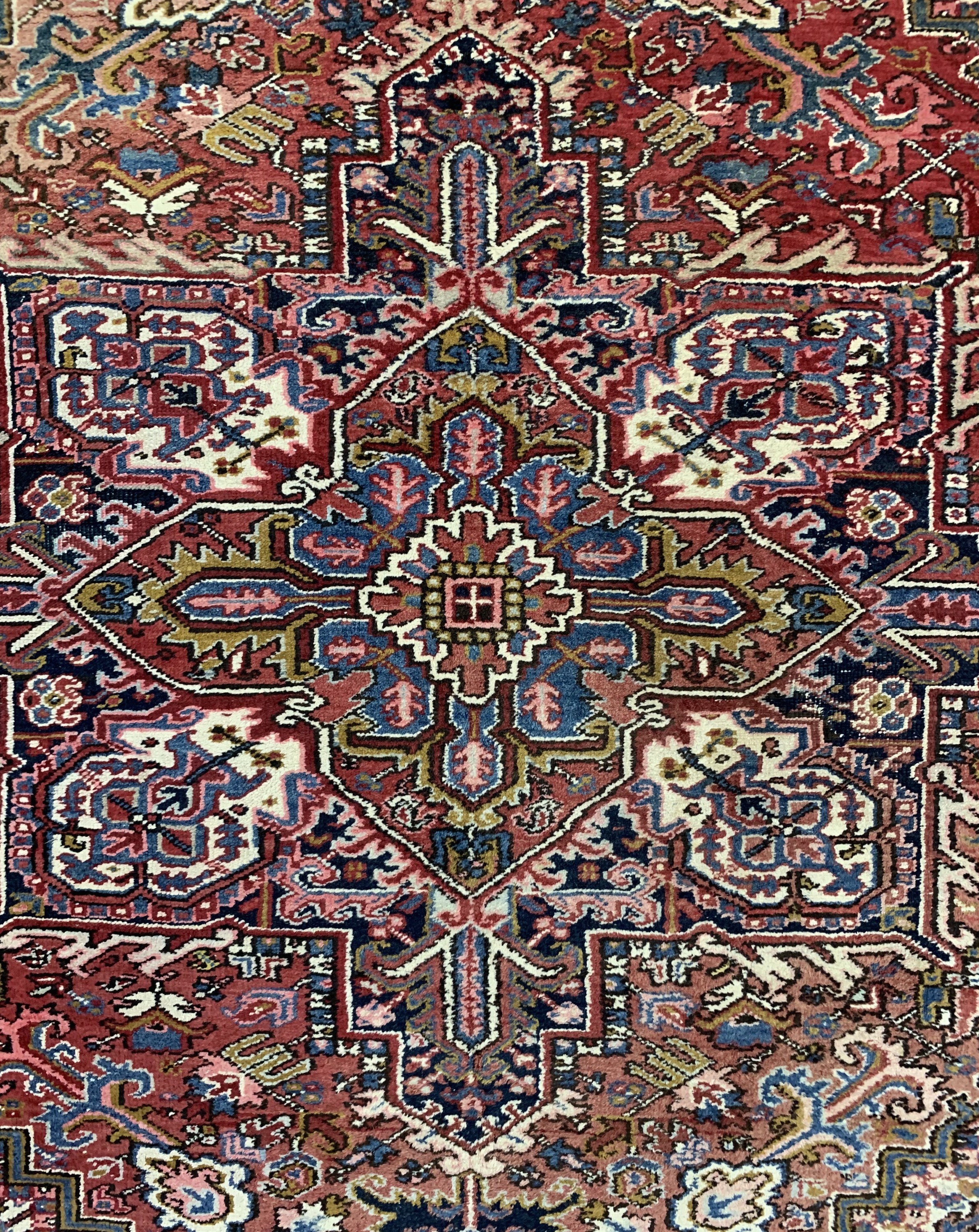Detail c: Heriz alt, Persien, Anfang 20.Jhd, Wolle auf Baumwolle, ca. 345 x 255 cm, EHZ: 2-3, (kleine Riss am Rand)