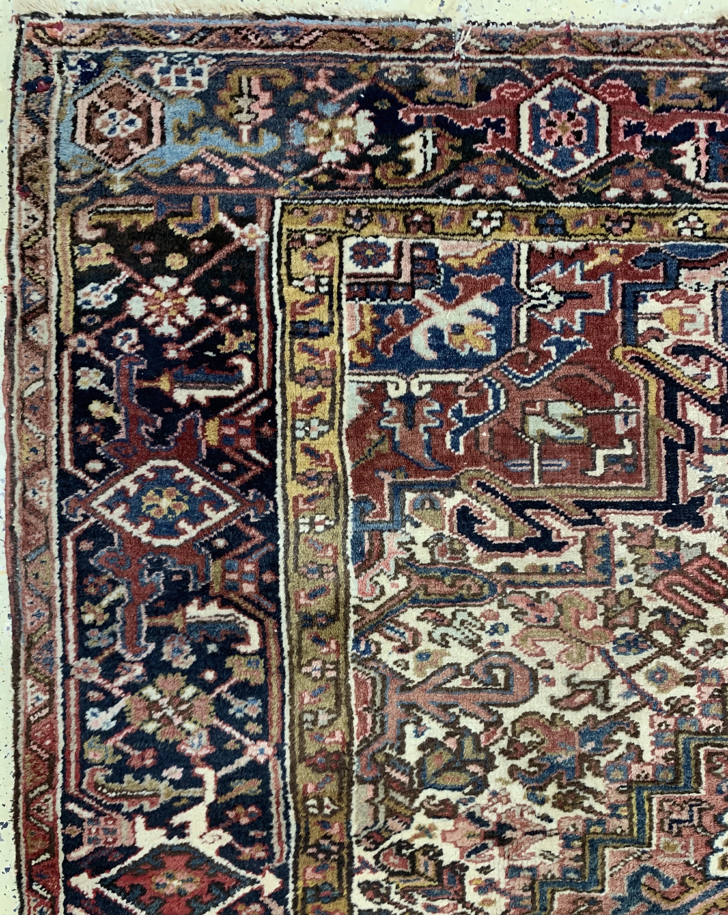 Detail d: Heriz alt, Persien, Anfang 20.Jhd, Wolle auf Baumwolle, ca. 345 x 255 cm, EHZ: 2-3, (kleine Riss am Rand)