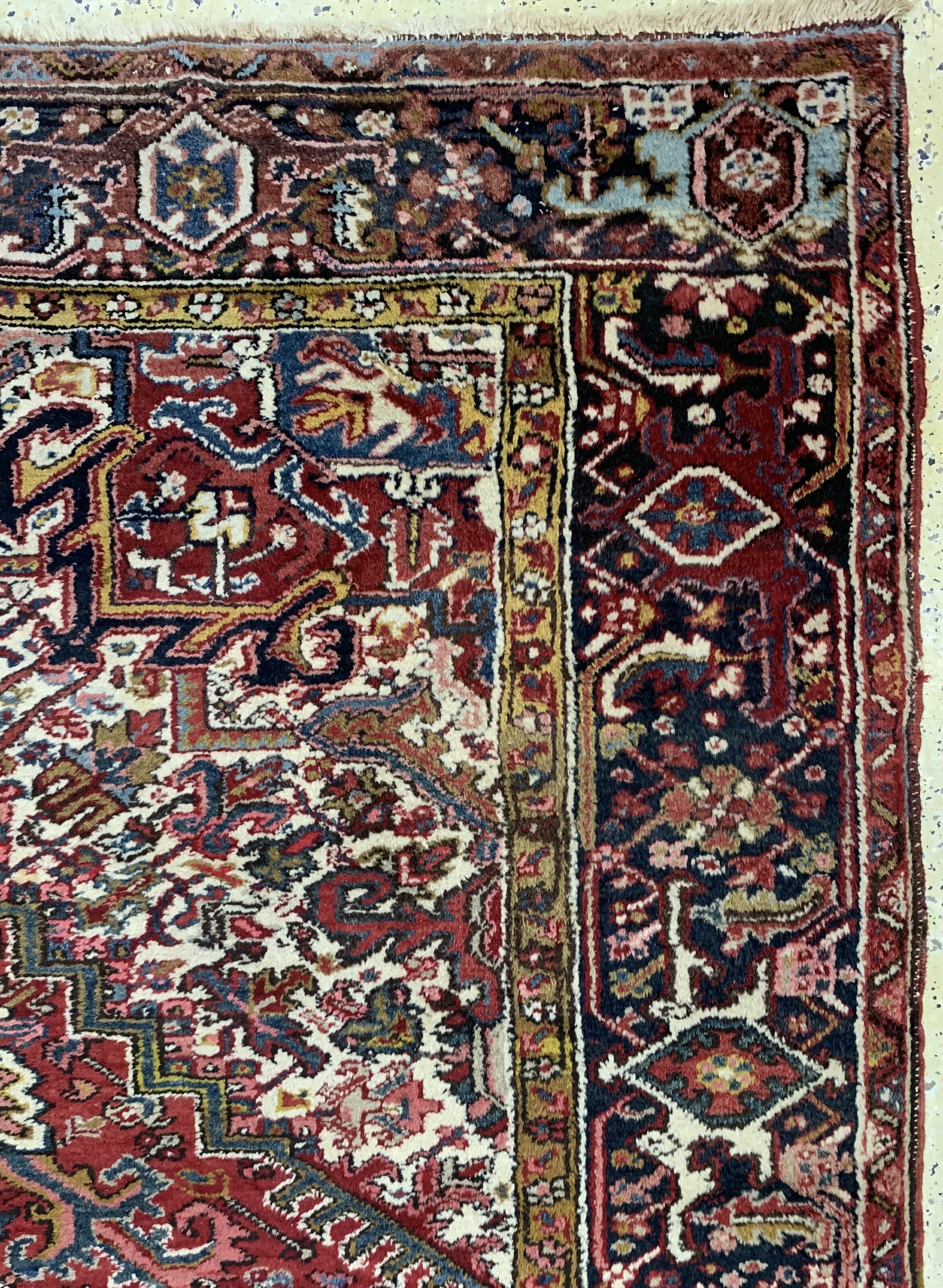 Detail e: Heriz alt, Persien, Anfang 20.Jhd, Wolle auf Baumwolle, ca. 345 x 255 cm, EHZ: 2-3, (kleine Riss am Rand)