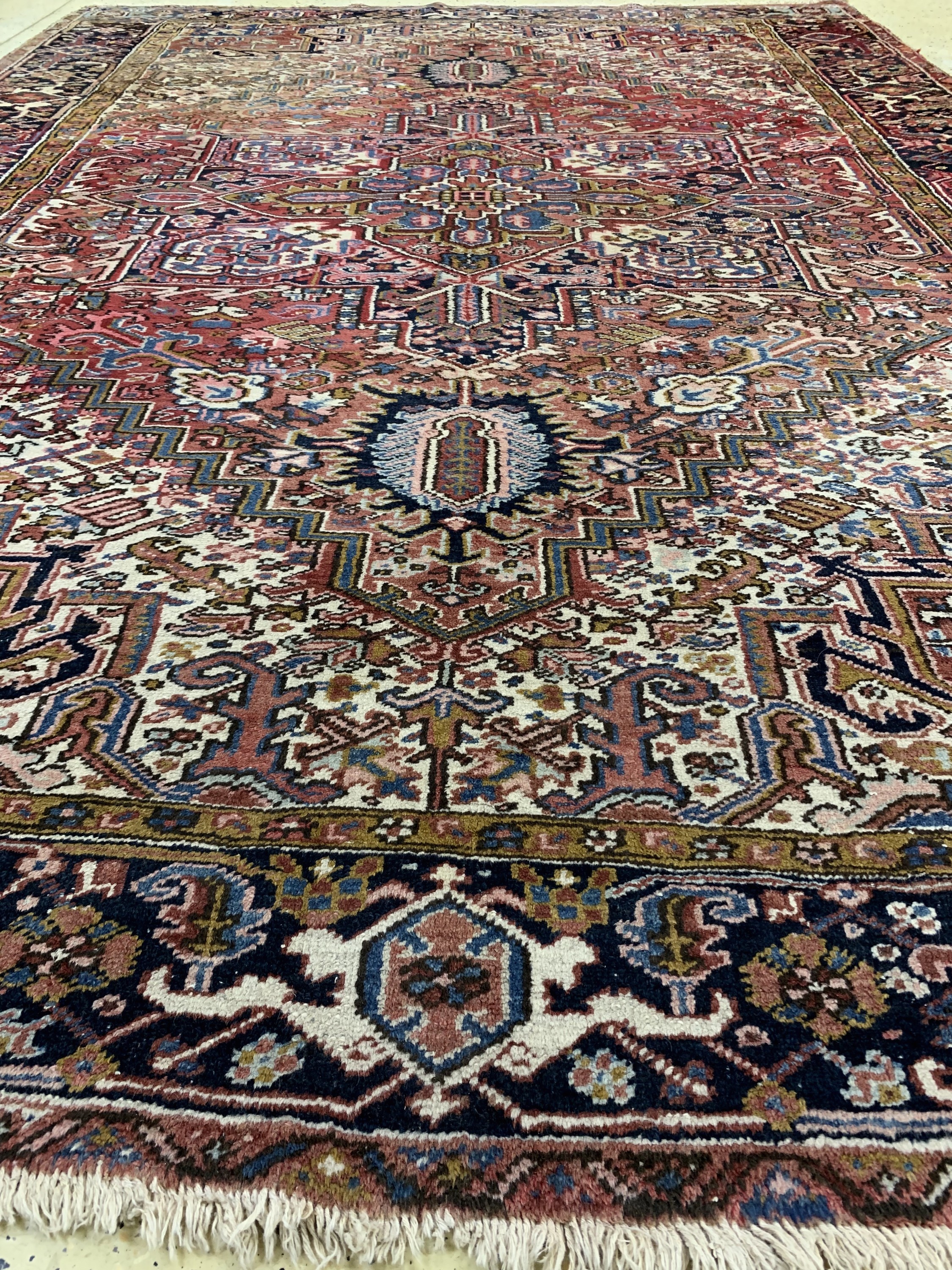 Detail f: Heriz alt, Persien, Anfang 20.Jhd, Wolle auf Baumwolle, ca. 345 x 255 cm, EHZ: 2-3, (kleine Riss am Rand)