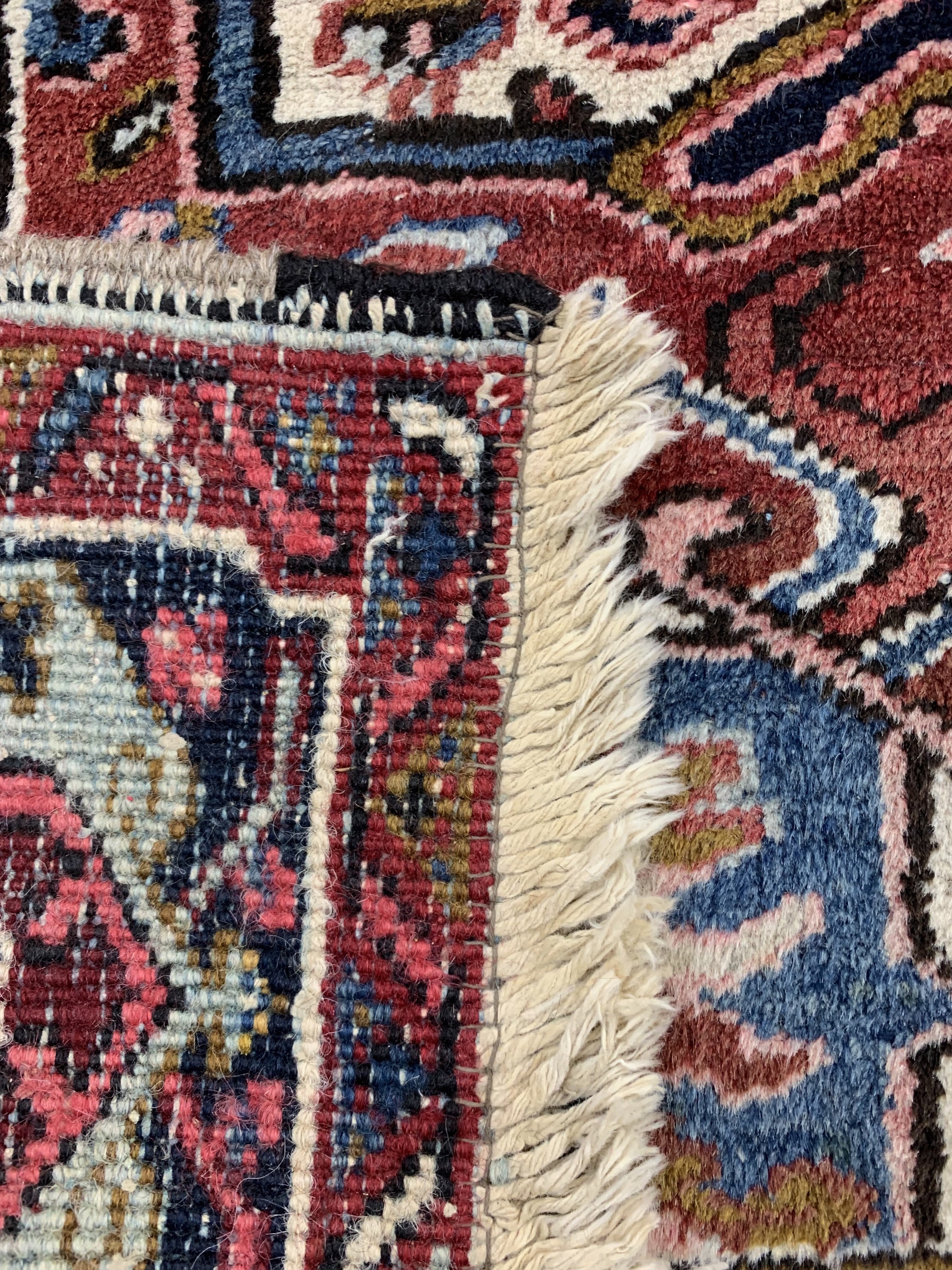 Detail g: Heriz alt, Persien, Anfang 20.Jhd, Wolle auf Baumwolle, ca. 345 x 255 cm, EHZ: 2-3, (kleine Riss am Rand)