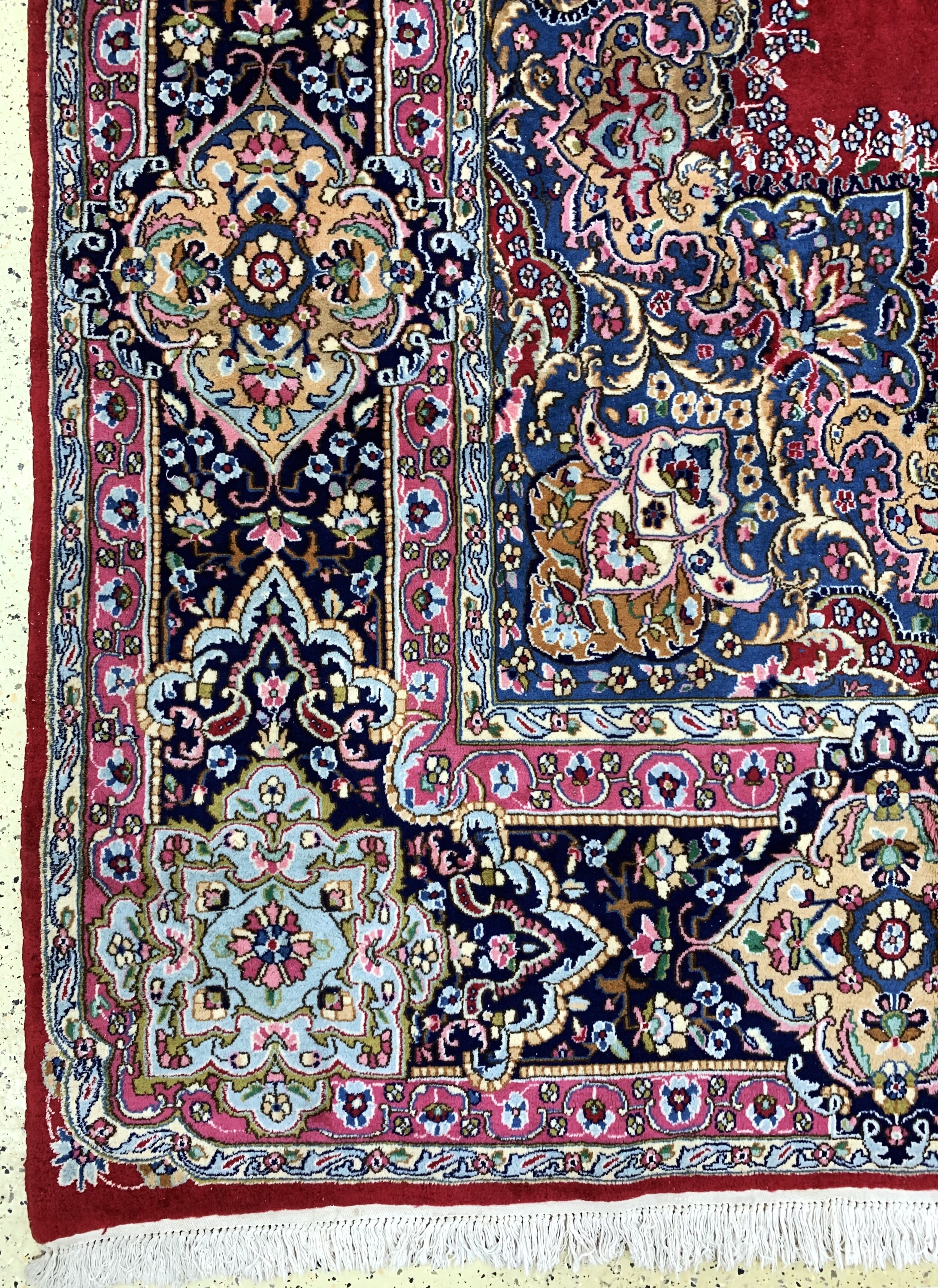 Detail b: Yazd alt, Persien, signiert"Adjdari", Mitte20.Jhd, Wolle auf Baumwolle, ca. 525 x 360 cm,EHZ: 2(kleine Flor fehlstelle).