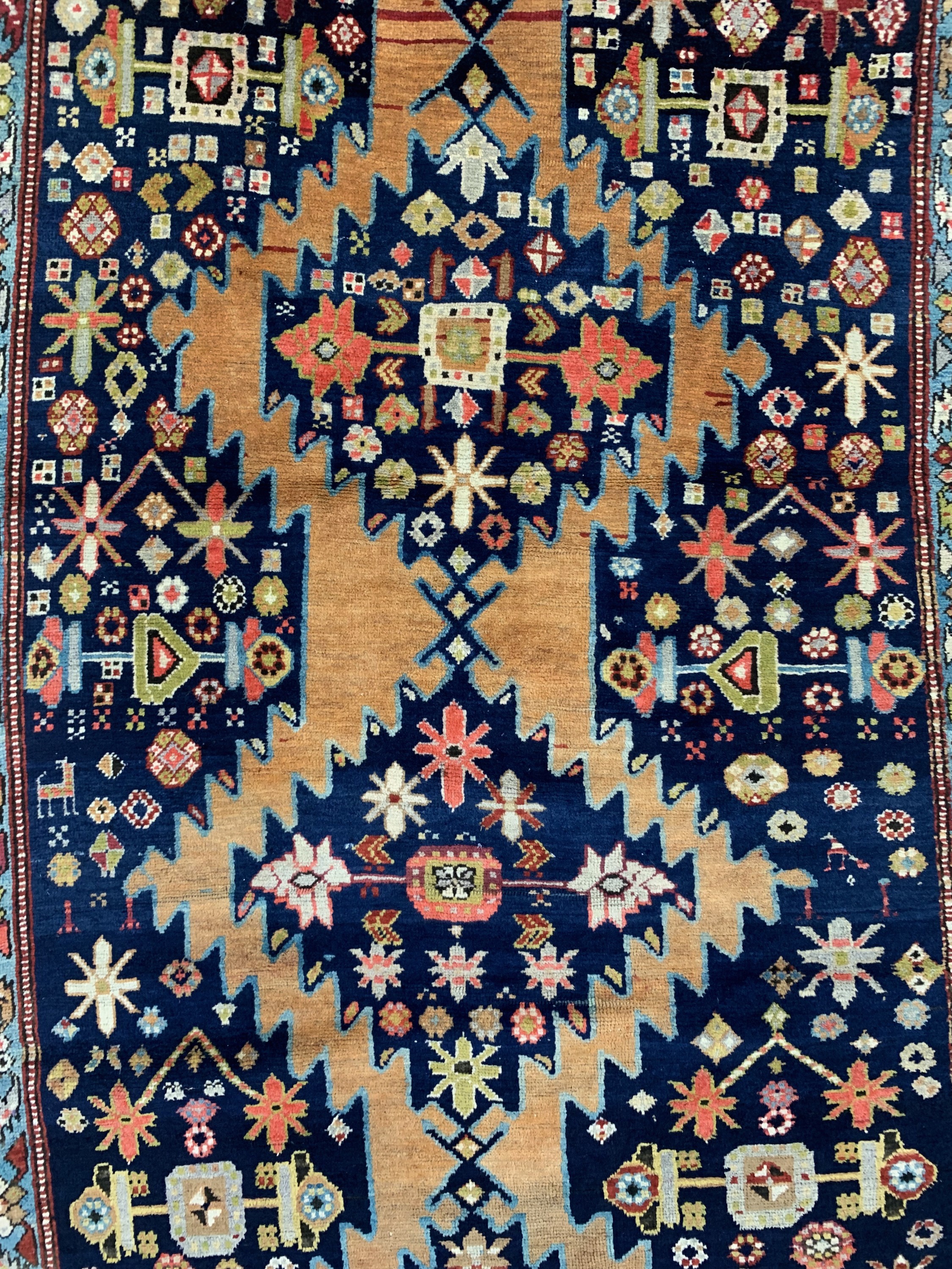 Detail b: Karabagh antik, Kaukasus, um 1900, Wolle auf Wolle, ca. 310 x 122 cm, EHZ: 3-4