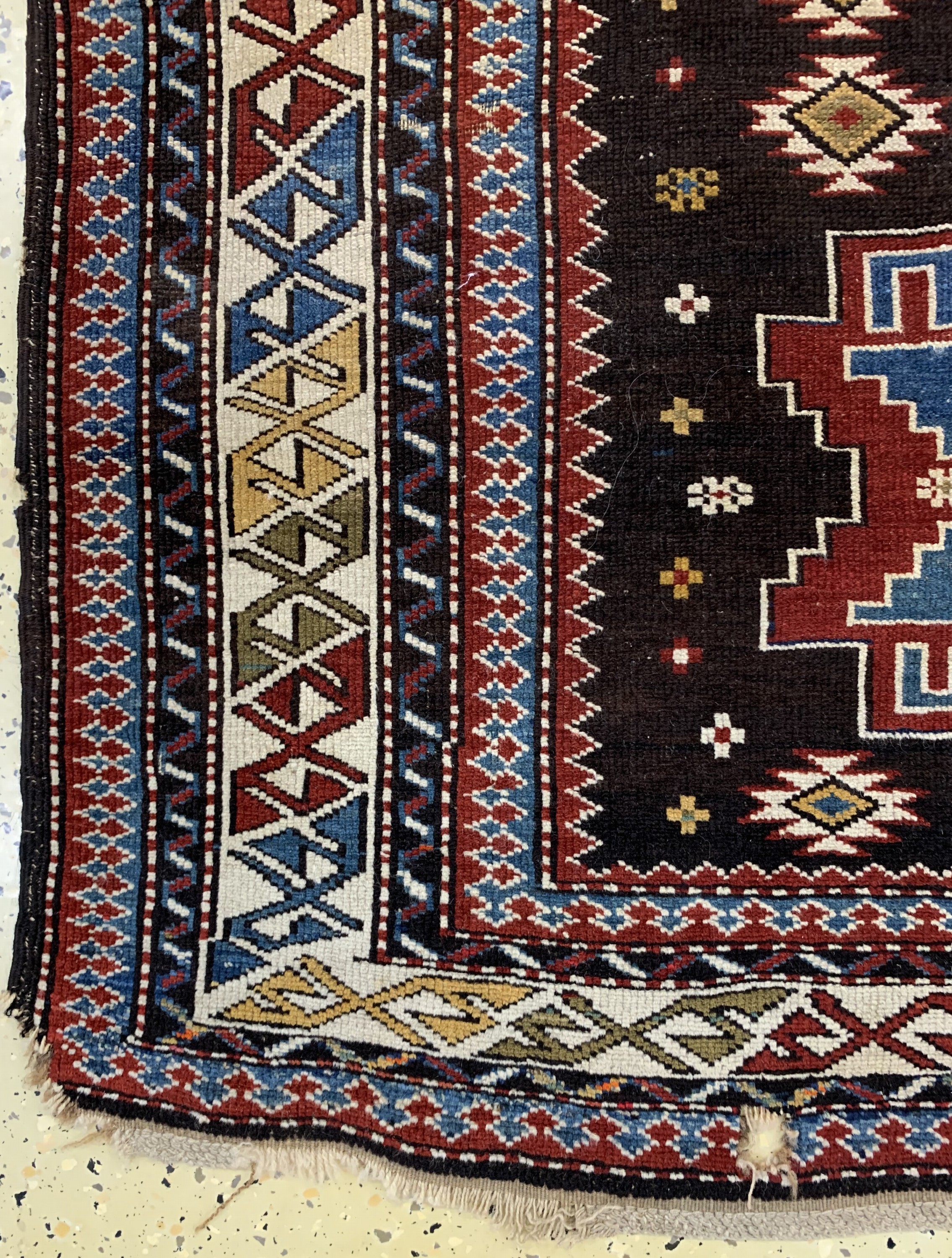 Detail b: Antiker Kazak, Kaukasus, um 1900, Wolle aufWolle, ca. 180 x 120 cm, EHZ: 3, (Kleines Loch)