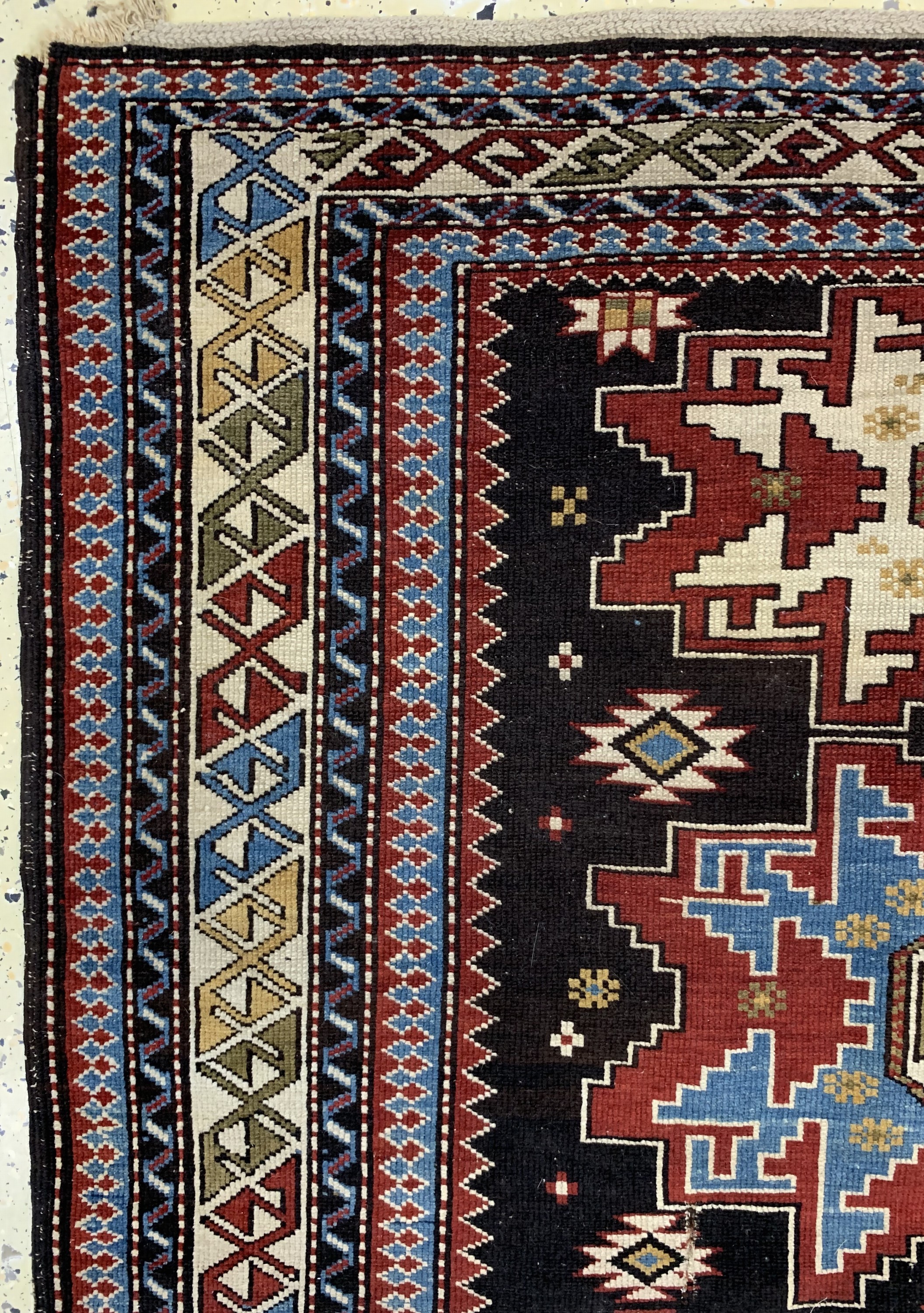 Detail c: Antiker Kazak, Kaukasus, um 1900, Wolle aufWolle, ca. 180 x 120 cm, EHZ: 3, (Kleines Loch)