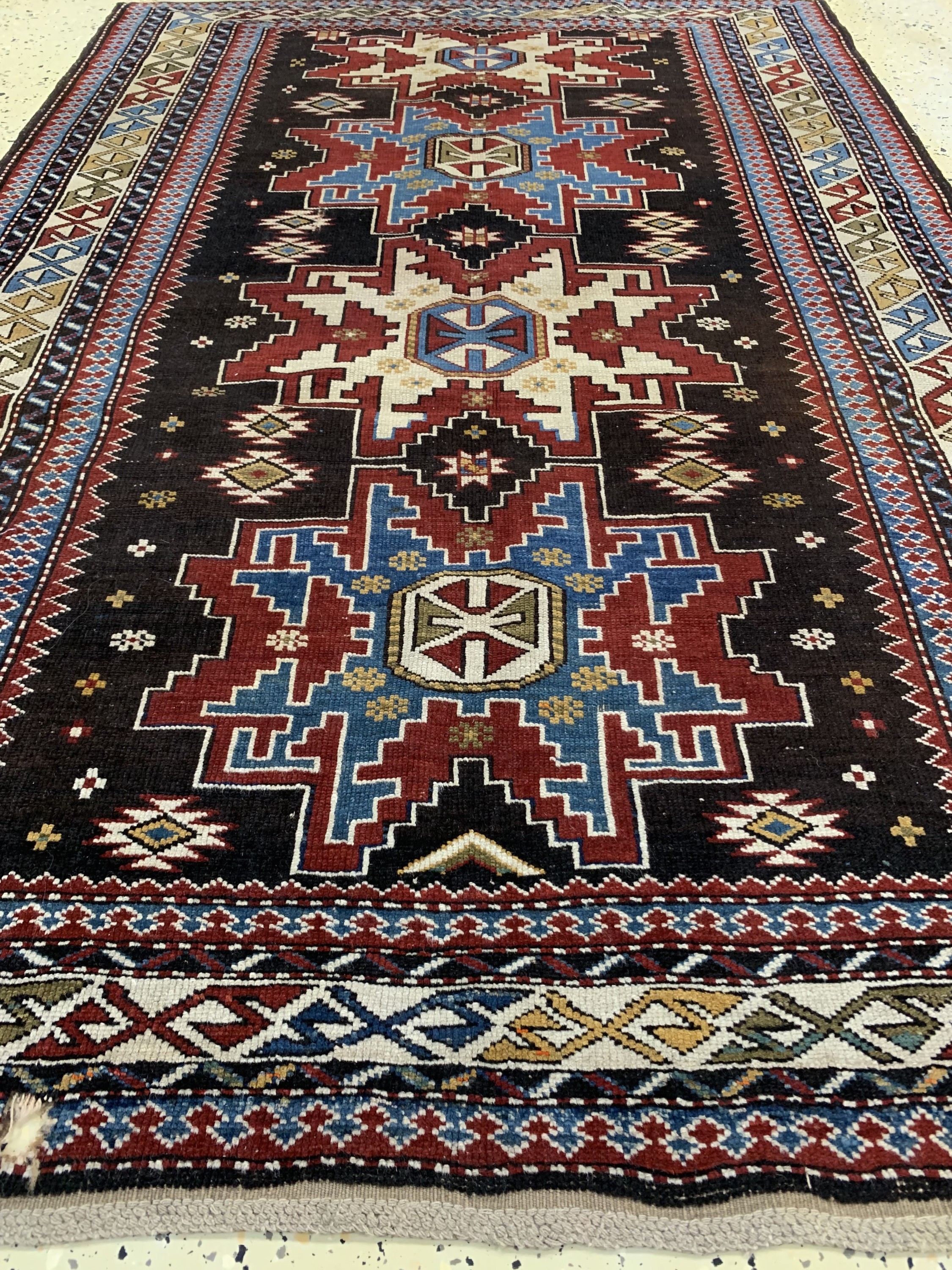 Detail e: Antiker Kazak, Kaukasus, um 1900, Wolle aufWolle, ca. 180 x 120 cm, EHZ: 3, (Kleines Loch)