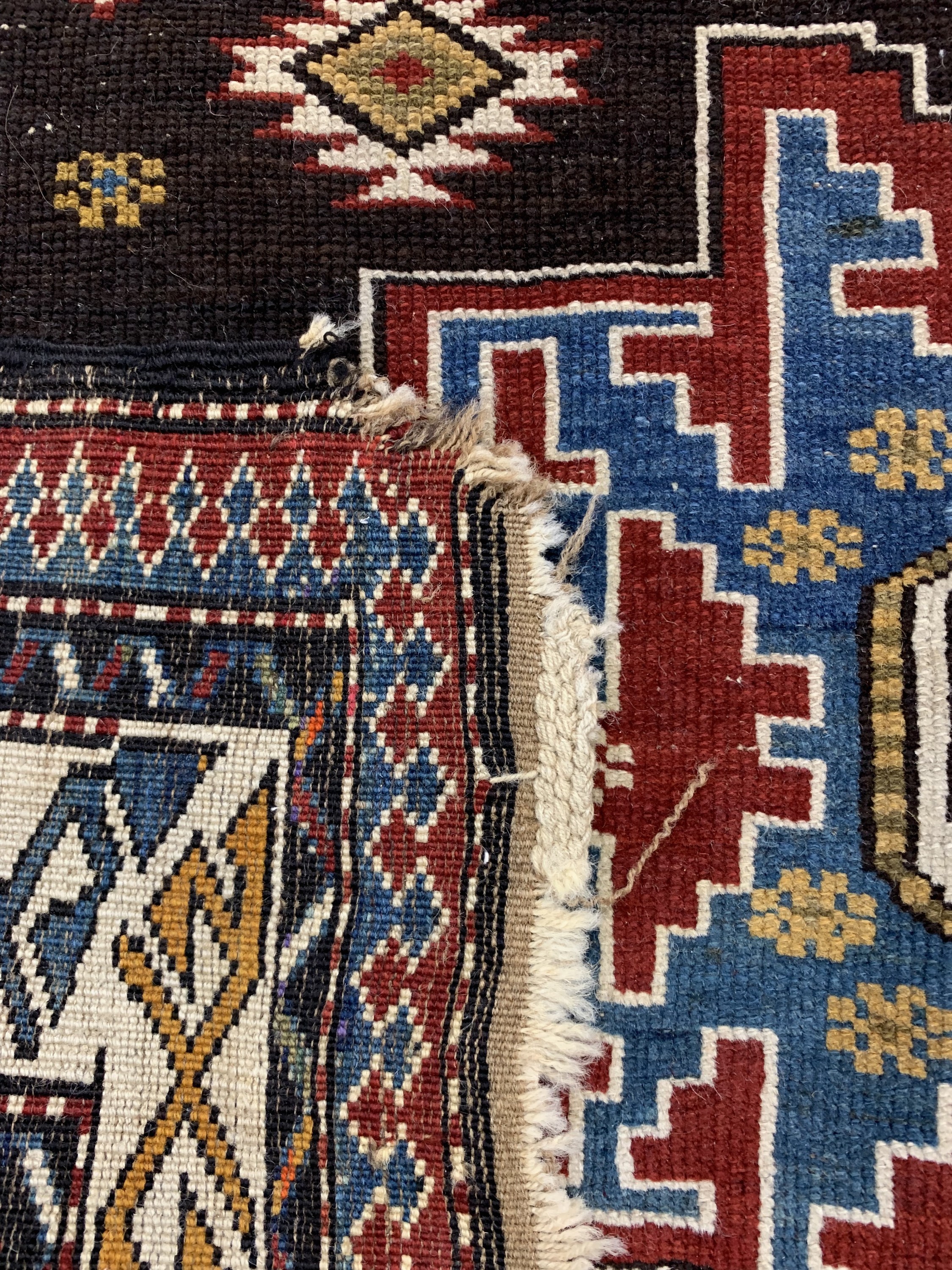 Detail f: Antiker Kazak, Kaukasus, um 1900, Wolle aufWolle, ca. 180 x 120 cm, EHZ: 3, (Kleines Loch)