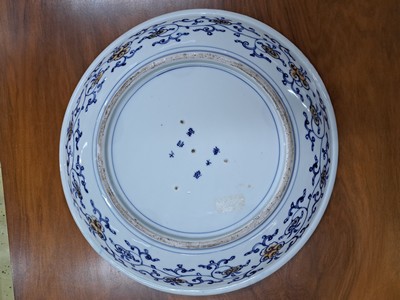 26847287b - Zwei große Teller, Japan, um 1900, Porzellan, blaue Unterglasurbemalung, rot und ...