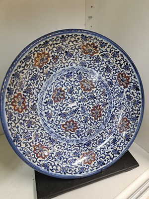 26847287e - Zwei große Teller, Japan, um 1900, Porzellan, blaue Unterglasurbemalung, rot und ...