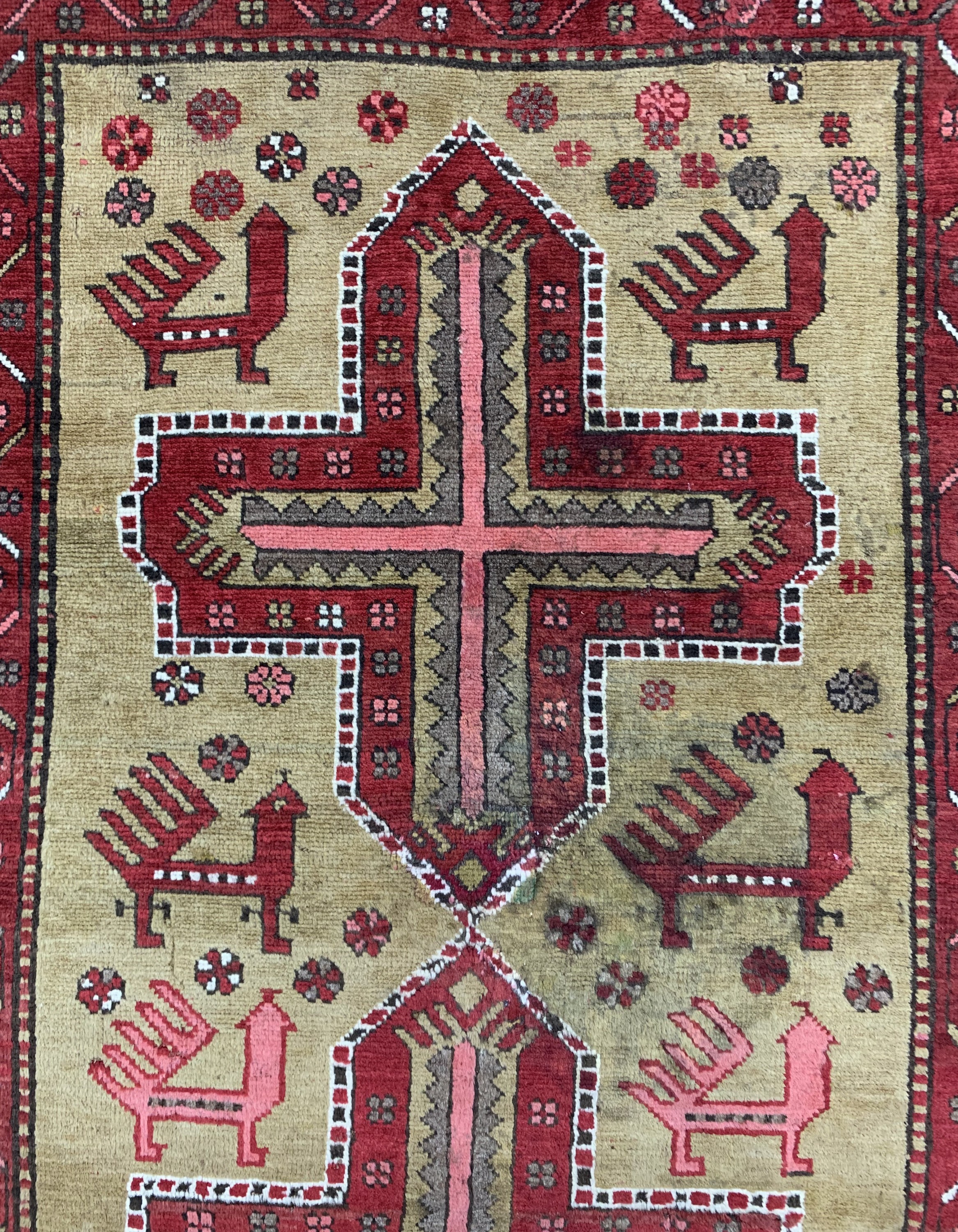 Detail b: Antiker Kazak, Kaukasus, um 1900, Wolle aufWolle, ca. 180 x 115 cm, leicht verfärbt, EHZ:3, restauriert