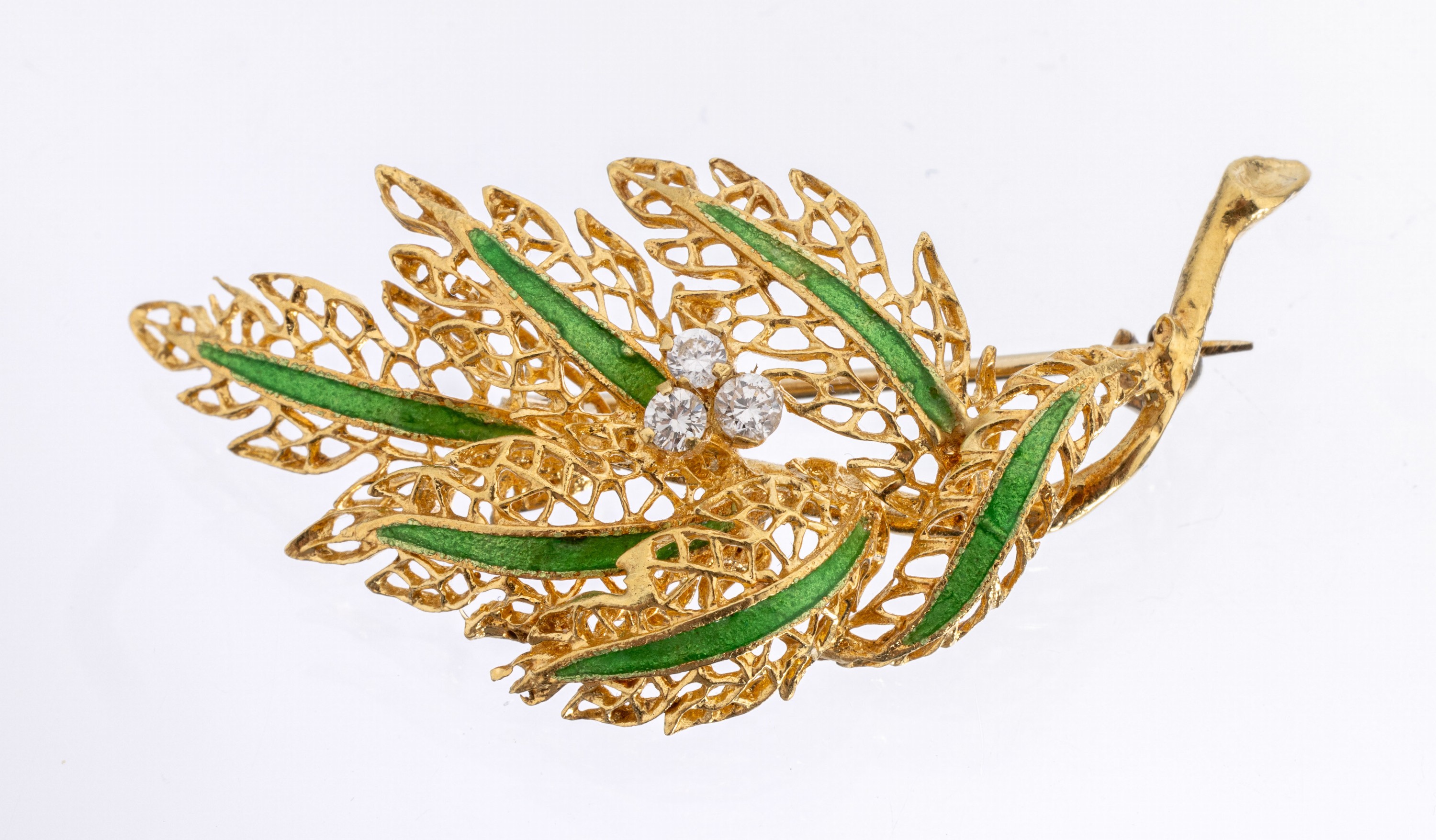 18 kt Gold Brillant-Brosche mit Email, GG 750/000, Darstellung eines Blatts, durchbrochen gearbeitet, mittig 2 Brillanten zus. ca. 0.08 ct Weiß/si, ...