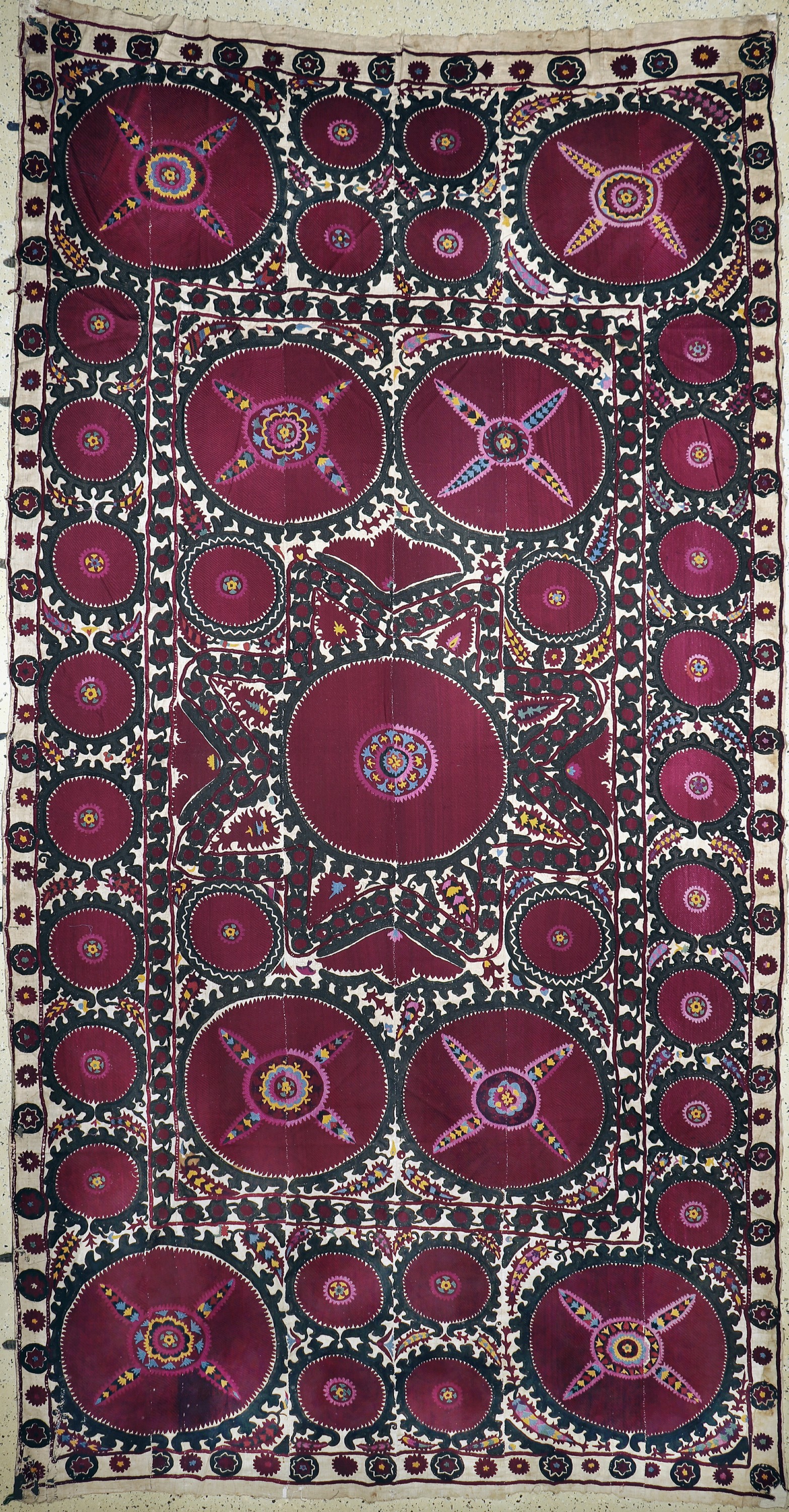 Taschkent"Susani", Uzbekistan, um 1900, Seide-Baumwolle Stickerei, ca. 430 x 220 cm, (aus 6 Bahnen), EHZ: 3