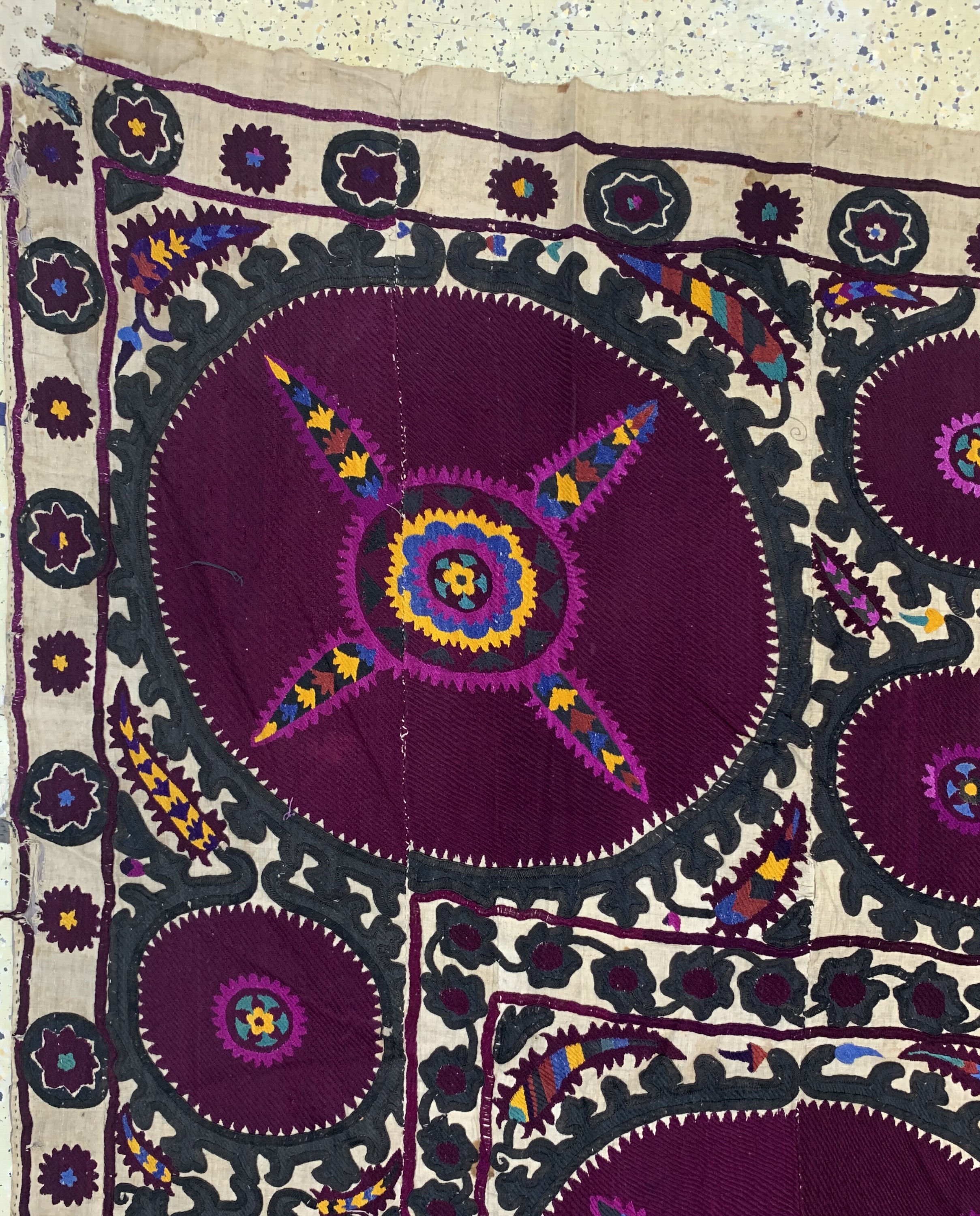Detail d: Taschkent"Susani", Uzbekistan, um 1900, Seide-Baumwolle Stickerei, ca. 430 x 220 cm, (aus 6 Bahnen), EHZ: 3