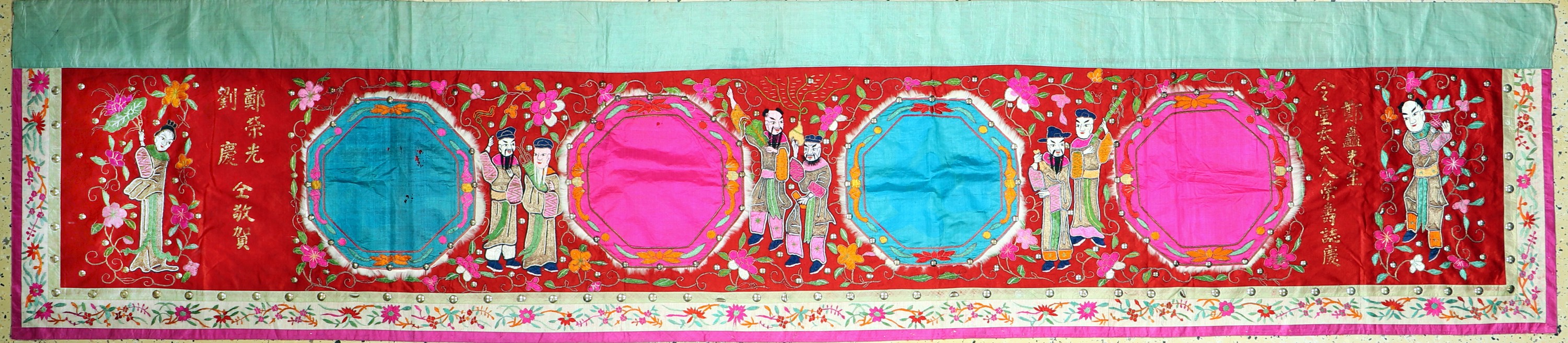 Seide-Metall Stickerei, China, um 1920/1930, Seidenstickerei, ca. 290 x 64 cm, EHZ: 3, (kleine Löcher)