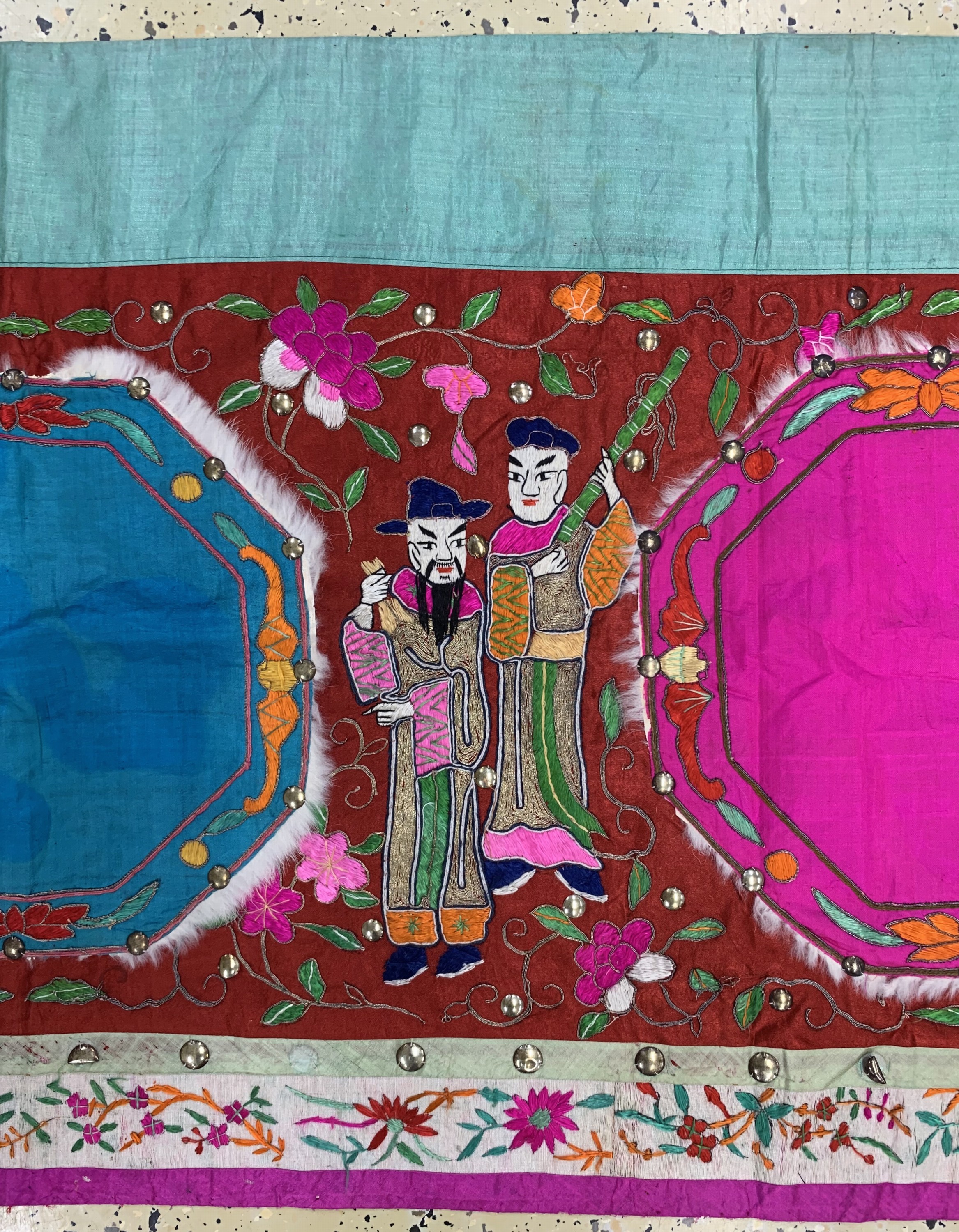 Detail b: Seide-Metall Stickerei, China, um 1920/1930, Seidenstickerei, ca. 290 x 64 cm, EHZ: 3, (kleine Löcher)
