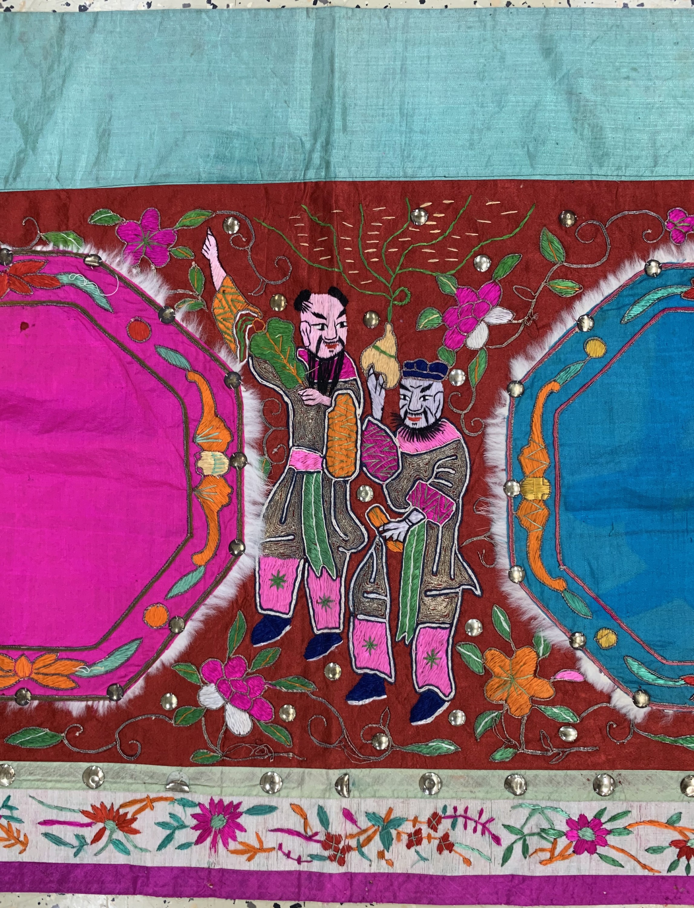 Detail c: Seide-Metall Stickerei, China, um 1920/1930, Seidenstickerei, ca. 290 x 64 cm, EHZ: 3, (kleine Löcher)