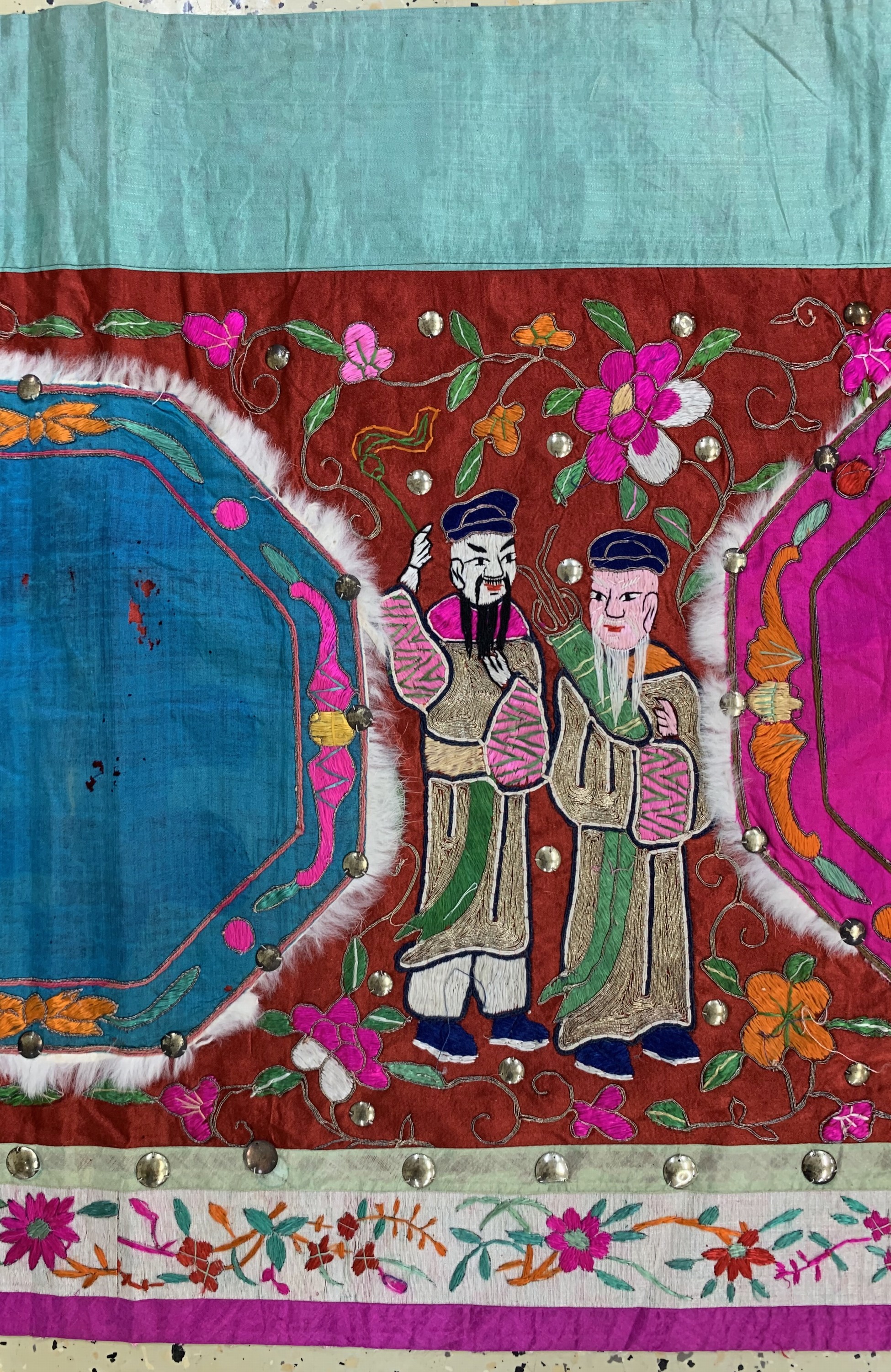 Detail d: Seide-Metall Stickerei, China, um 1920/1930, Seidenstickerei, ca. 290 x 64 cm, EHZ: 3, (kleine Löcher)