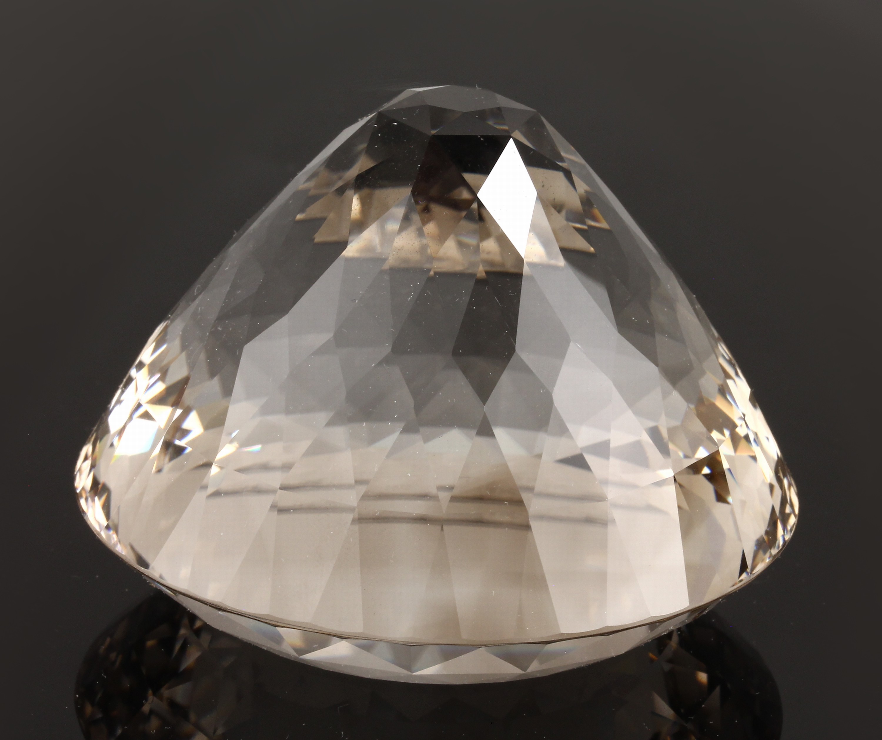 Detail a: Großer runder Bergkristall, im Sternschliff, rückseitig sichtbar, feine Qualität, ca. 311.9 g, ca. 1559.5 ct, D. ca. 72 mm, Sammlerstein, Unikat, ...