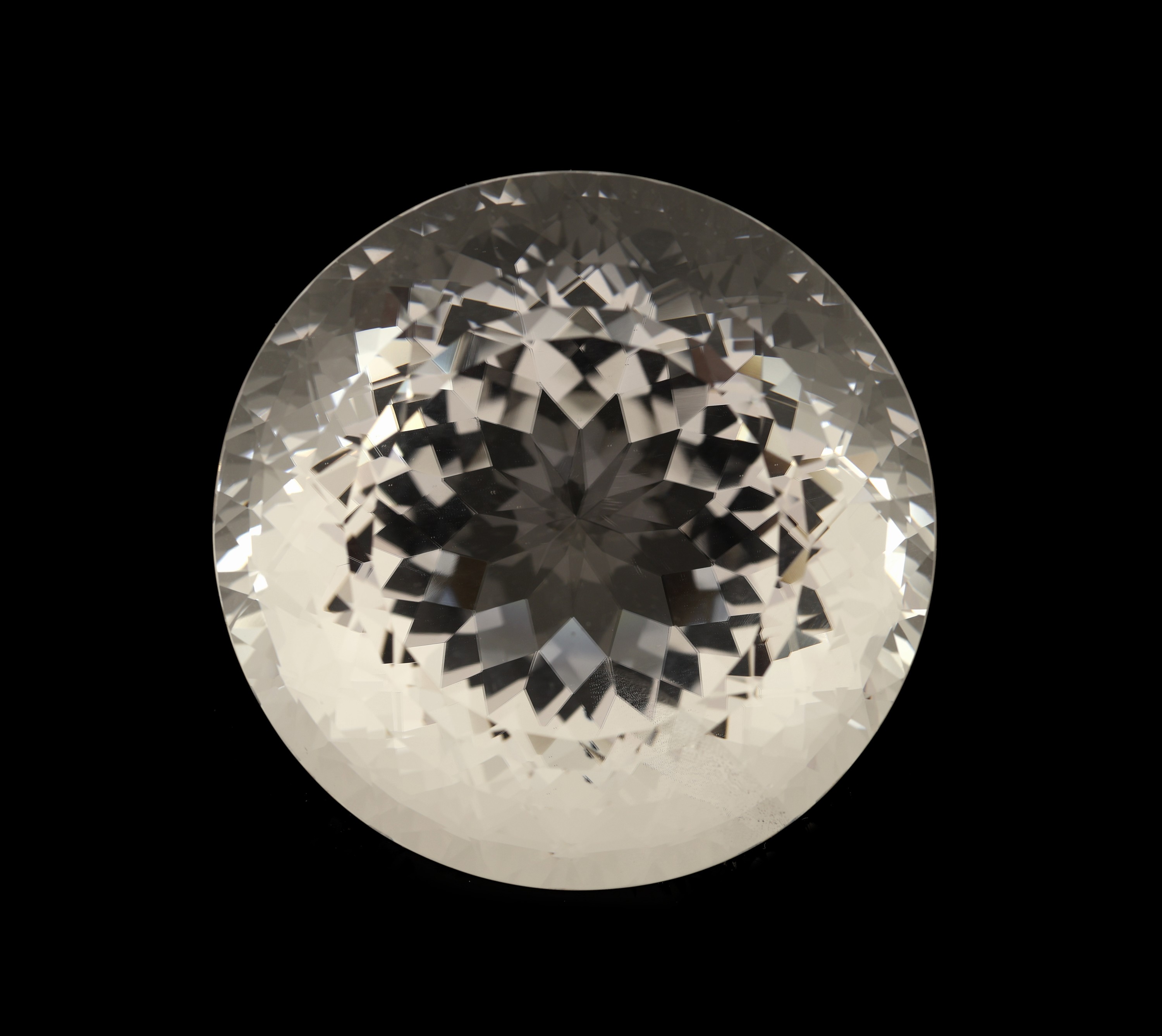 Großer runder Bergkristall, im Sternschliff, feine Qualität, l. natürlicher Einschluss, ca. 194.4 g, ca. 972 ct, ca. 63 mm, Sammler- stein, ...