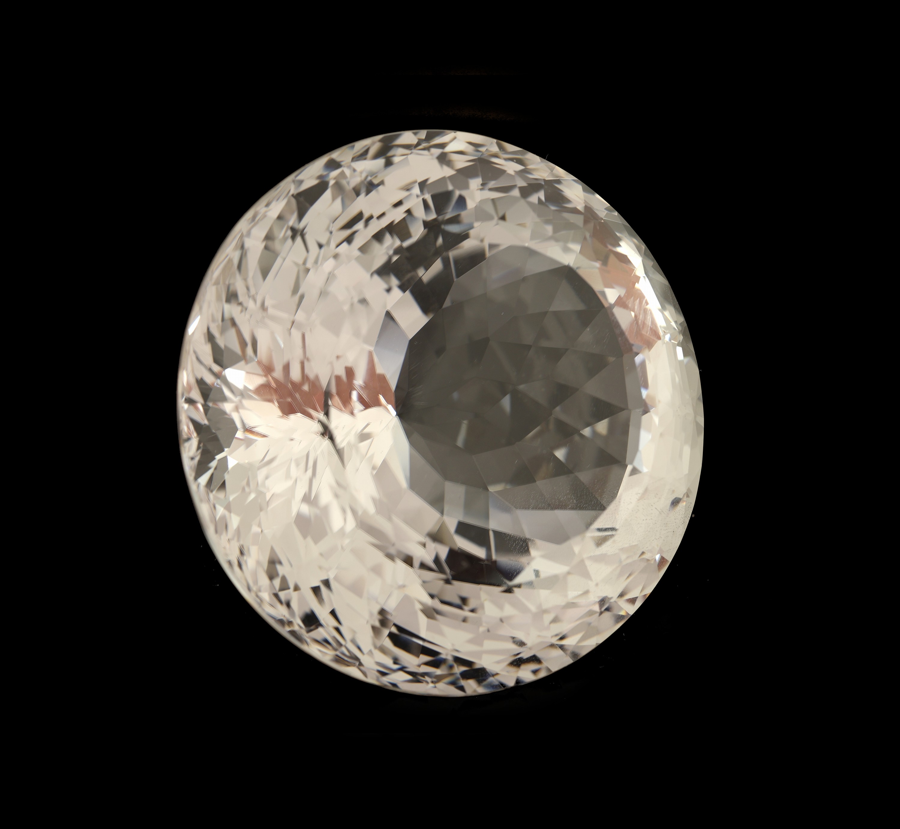 Detail a: Großer runder Bergkristall, im Sternschliff, feine Qualität, l. natürlicher Einschluss, ca. 194.4 g, ca. 972 ct, ca. 63 mm, Sammler- stein, ...