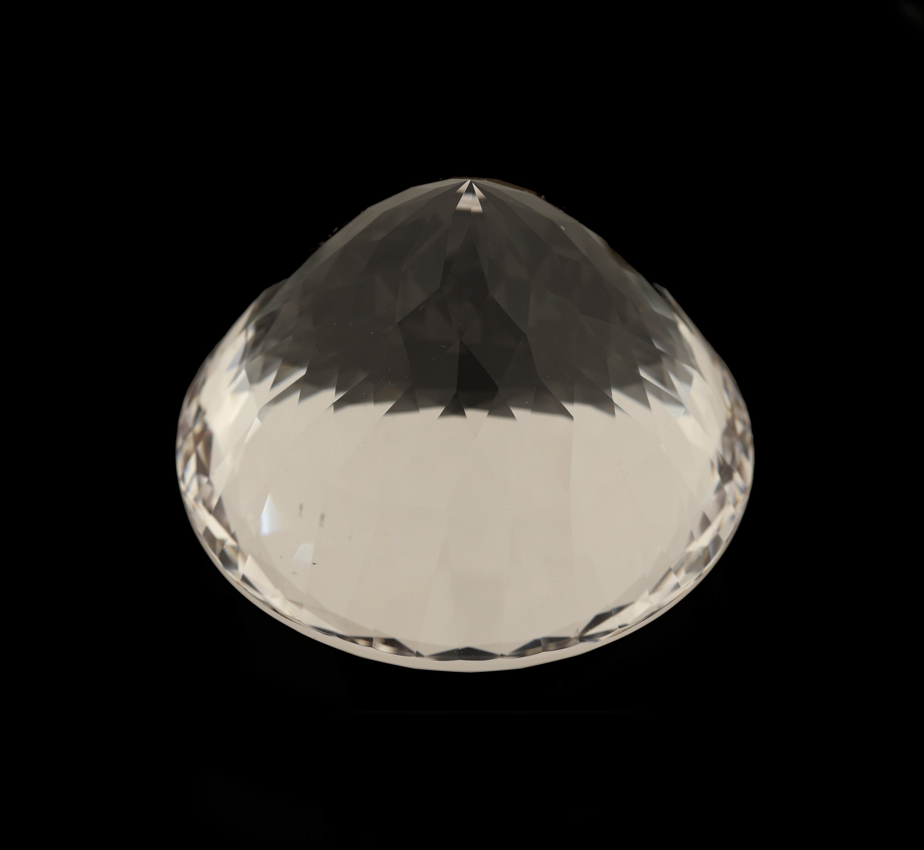 Detail b: Großer runder Bergkristall, im Sternschliff, feine Qualität, l. natürlicher Einschluss, ca. 194.4 g, ca. 972 ct, ca. 63 mm, Sammler- stein, ...