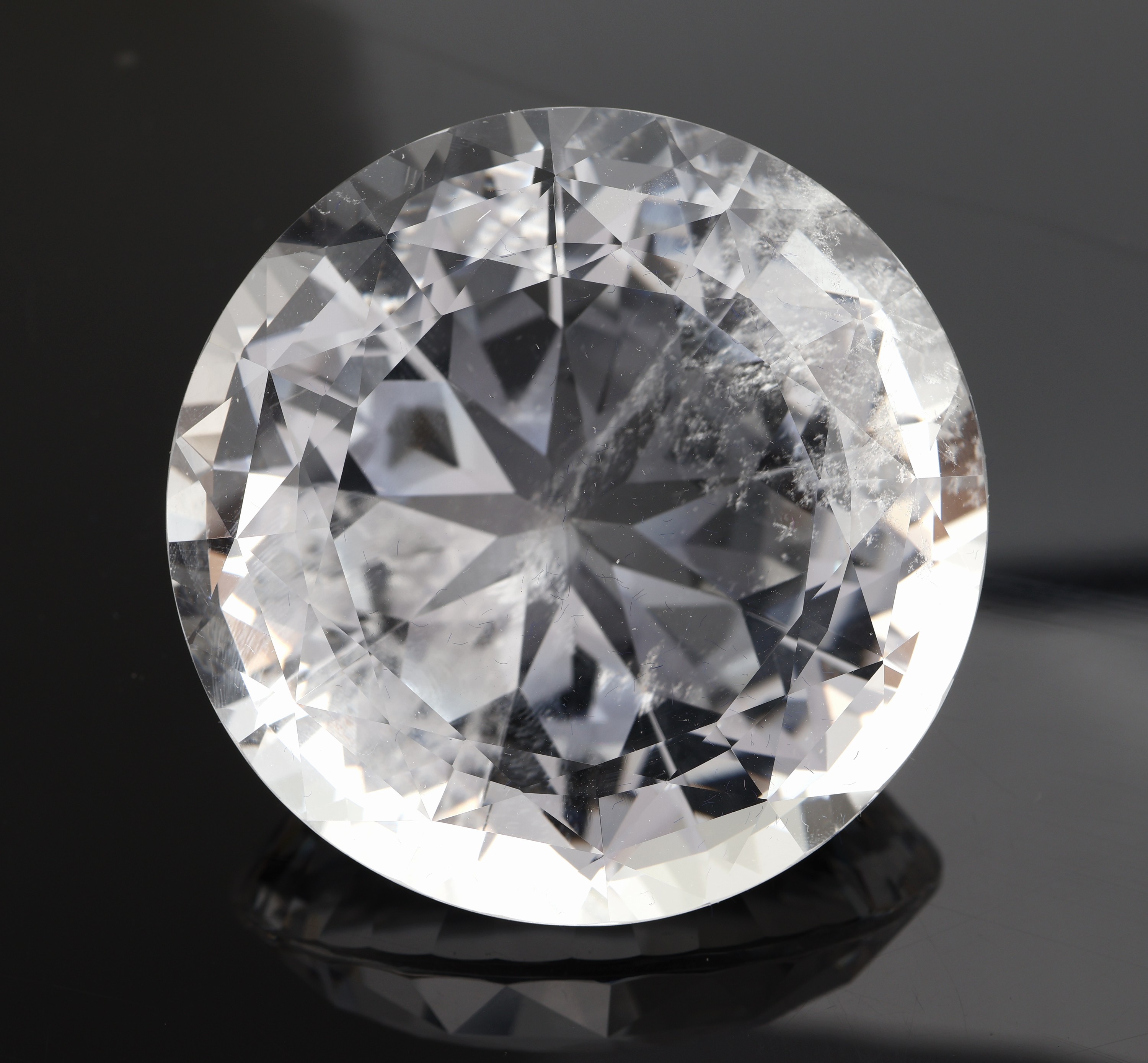 Detail a: Runder Bergkristall, im Sternschliff, feine Qualität, leichter nat. Einschluss, D. ca. 52 mm, ca. 95.7 g, ca. 478.5 ct, Sammler- stein, Unikat, ...