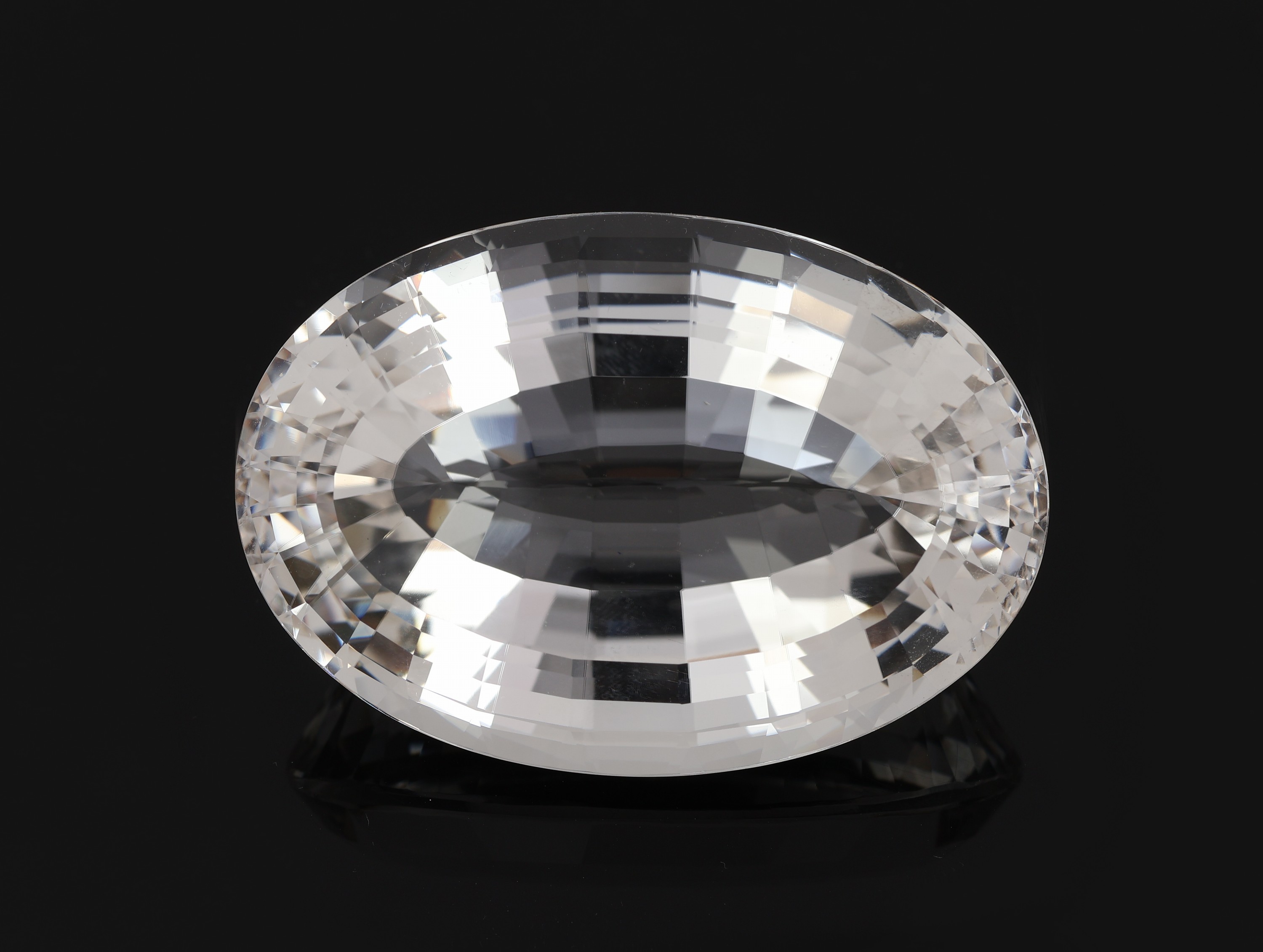 Ovaler Bergkristall, im Ceylonschliff, feinste Qualität und Reinheit, ca. 56.3 x 40 mm, ca. 72.5 g, ca. 362.5 ct, Schmuck- und Sammlerstein, ...