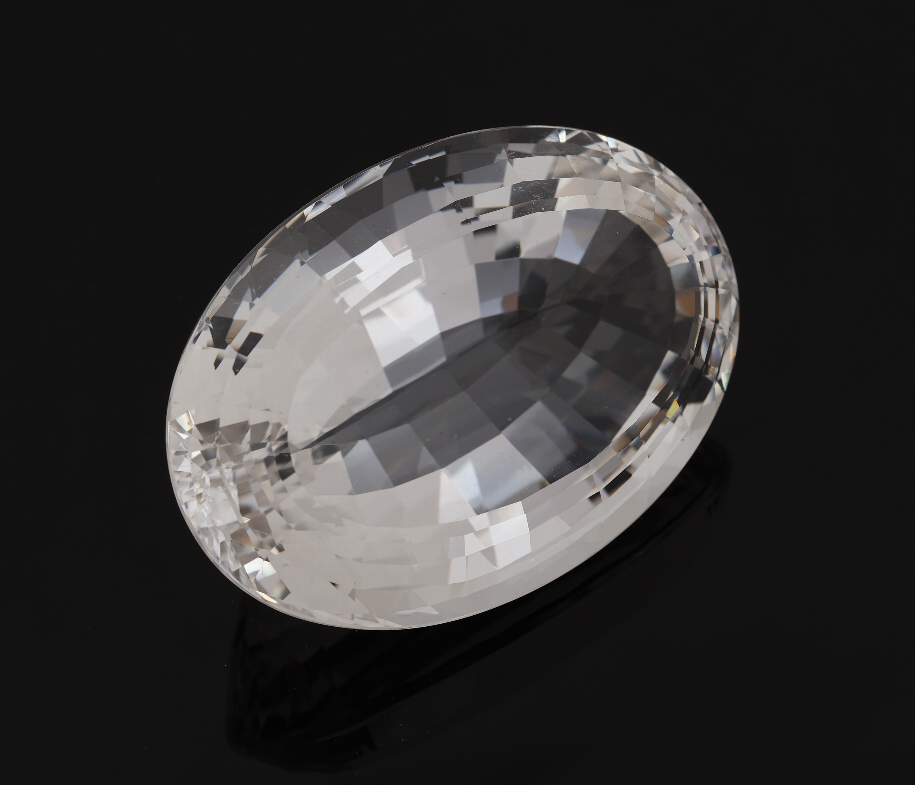 Detail a: Ovaler Bergkristall, im Ceylonschliff, feinste Qualität und Reinheit, ca. 56.3 x 40 mm, ca. 72.5 g, ca. 362.5 ct, Schmuck- und Sammlerstein, ...