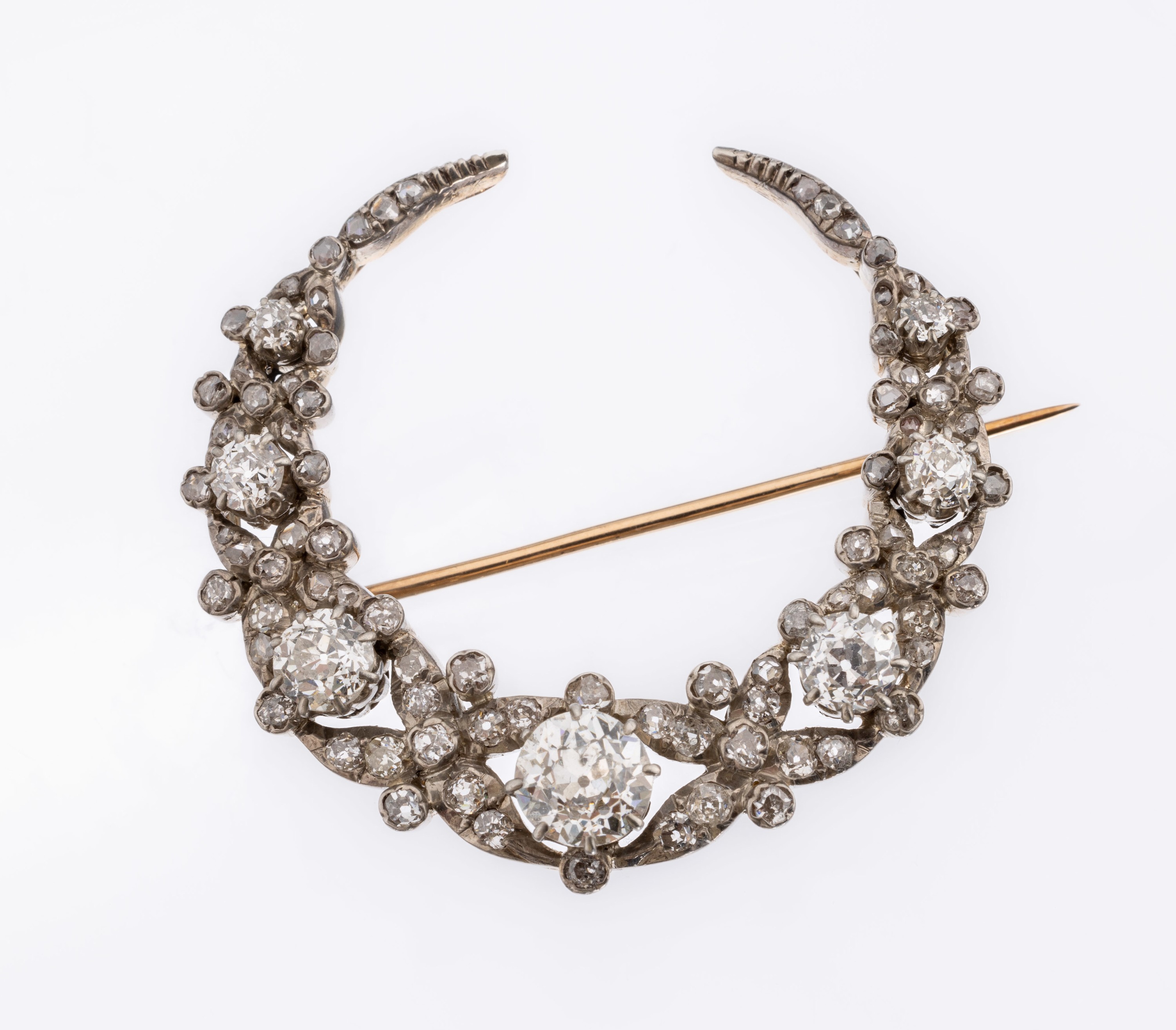 18 kt Gold und Silber Diamant-Brosche, um 1860/70, GG 750/000 und Silber, gepr., zeittyp. a-jour gefasst mit 7 Altschliffdiamanten zus. ca. 3.50 ct ...