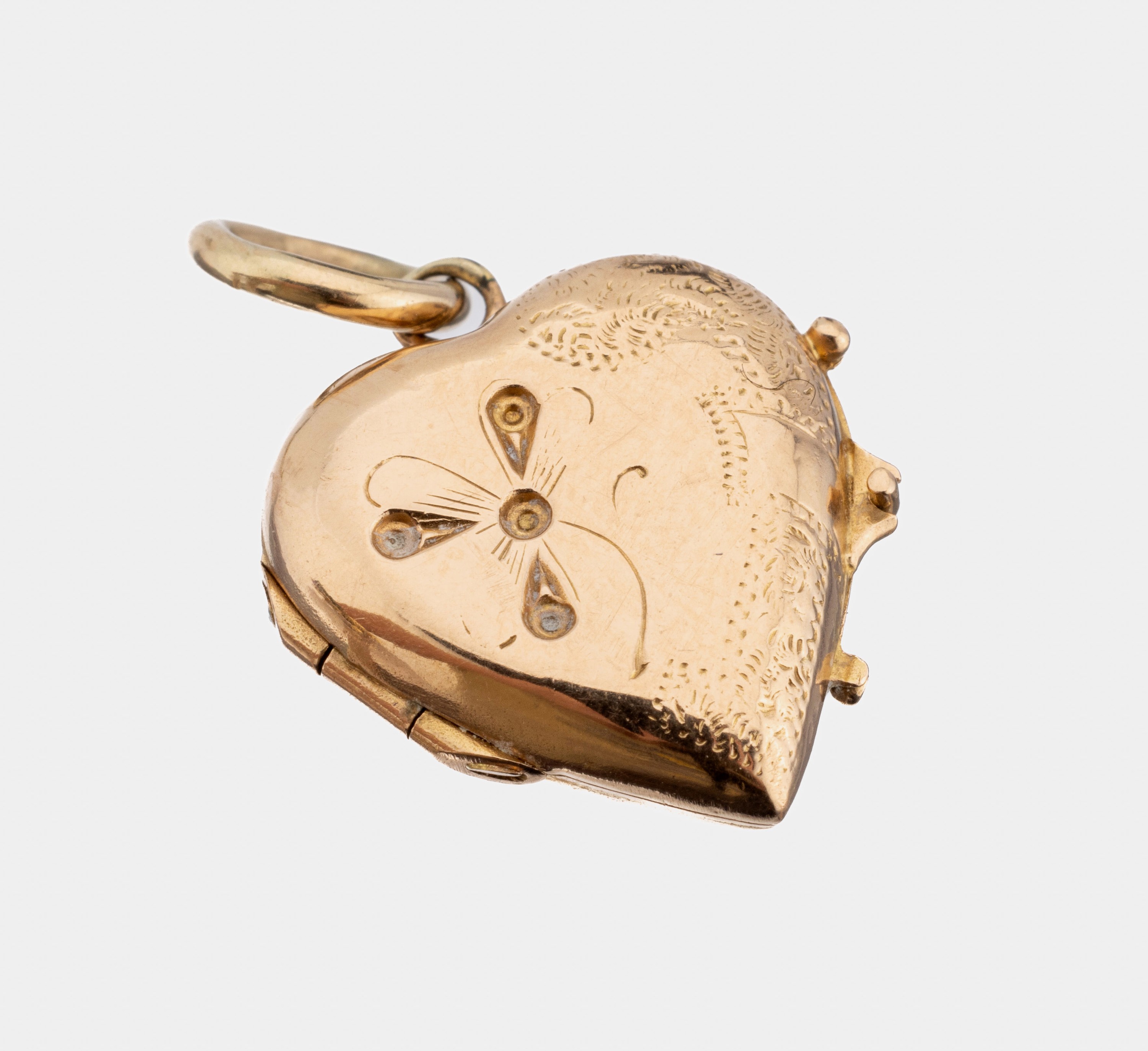 14 kt Gold Medaillon-Anhänger, um 1910, GG 585/000 gepr., Vorderseite mit floralem Dekor,l. verbeult, ca. 2.0 g
