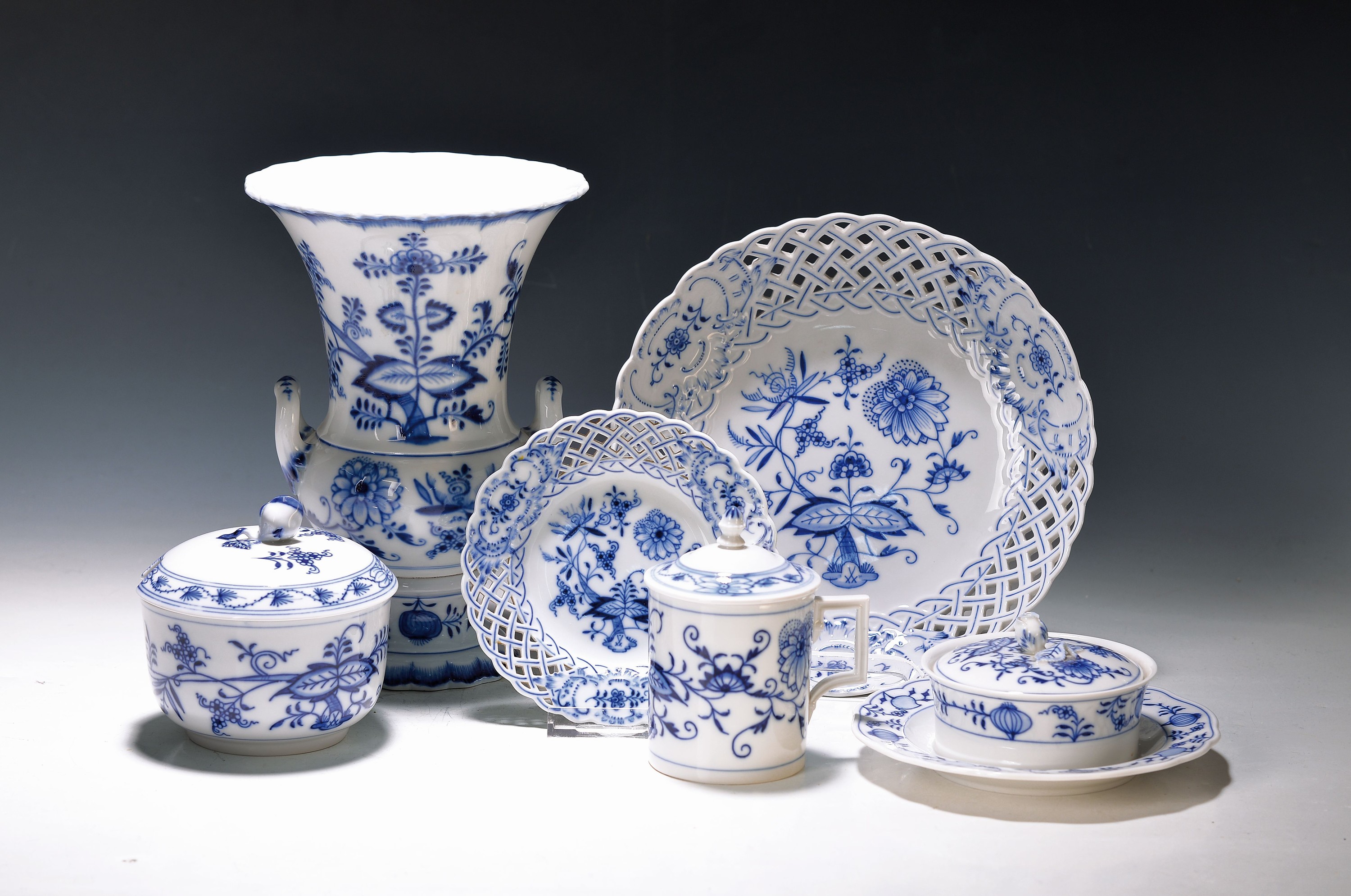 14 Teile Zwiebelmuster, Meissen, 19. und 20. Jh., Korbschale 25 cm, runde Schale 24 cm, 3 Dessertteller mit Durchbrucharbeit 15cm, Butterdose, ...
