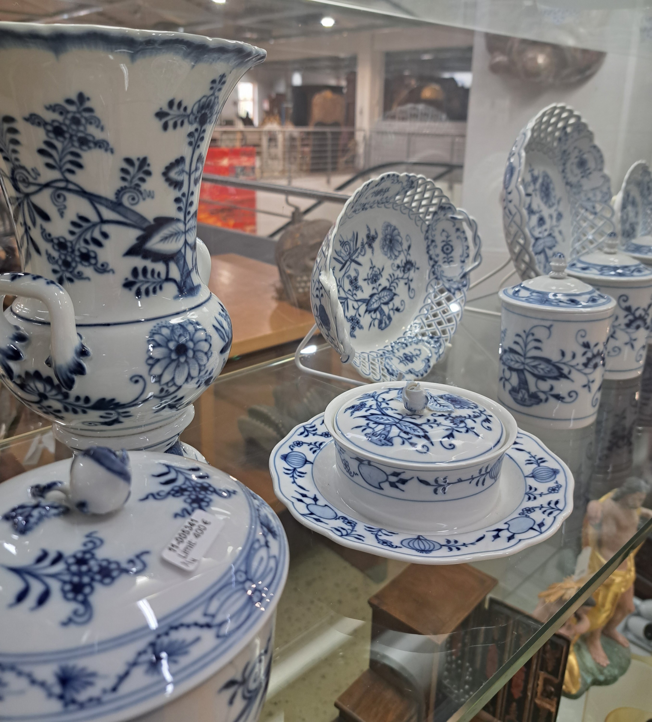 Detail a: 14 Teile Zwiebelmuster, Meissen, 19. und 20. Jh., Korbschale 25 cm, runde Schale 24 cm, 3 Dessertteller mit Durchbrucharbeit 15cm, Butterdose, ...