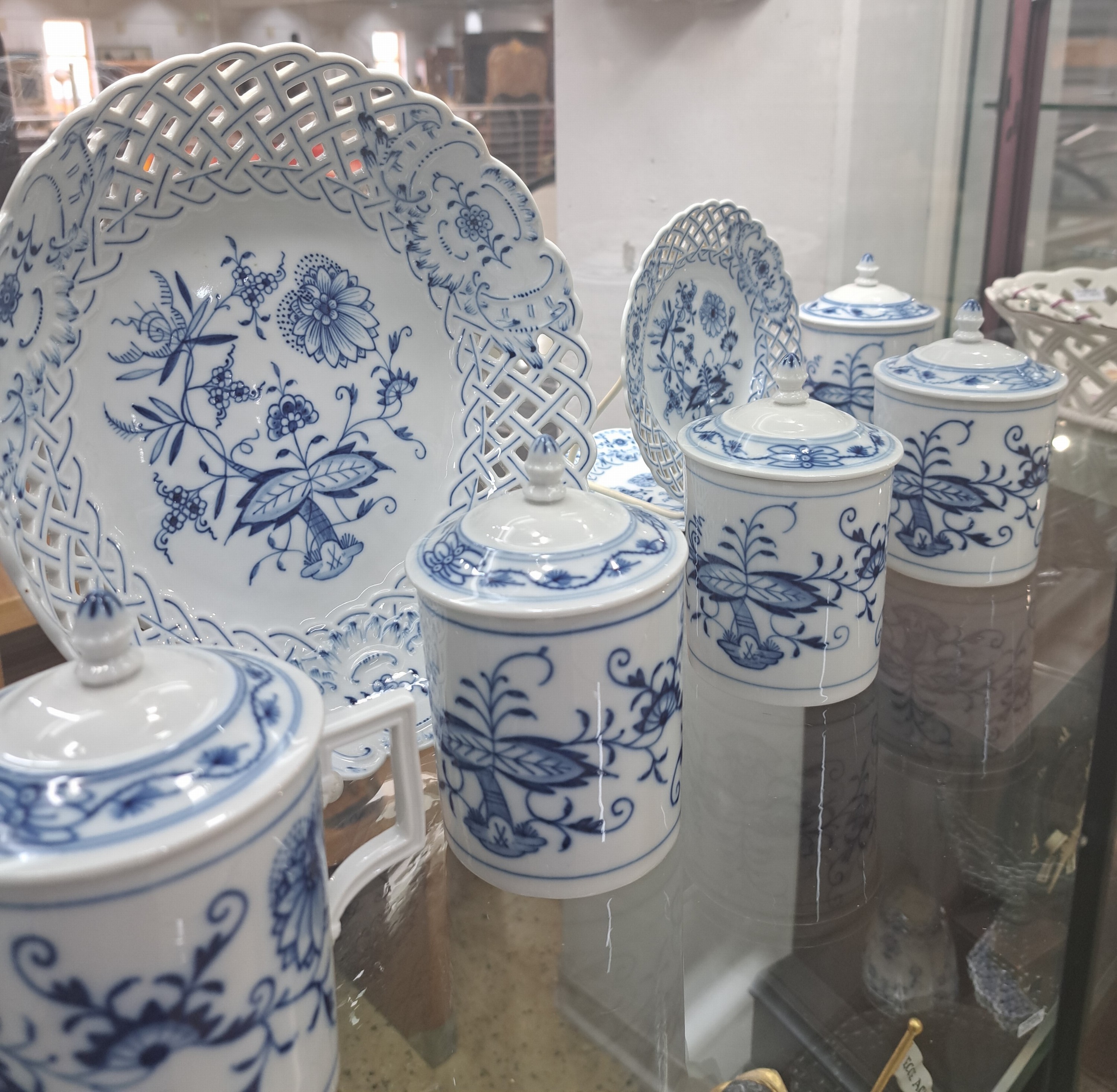 Detail b: 14 Teile Zwiebelmuster, Meissen, 19. und 20. Jh., Korbschale 25 cm, runde Schale 24 cm, 3 Dessertteller mit Durchbrucharbeit 15cm, Butterdose, ...