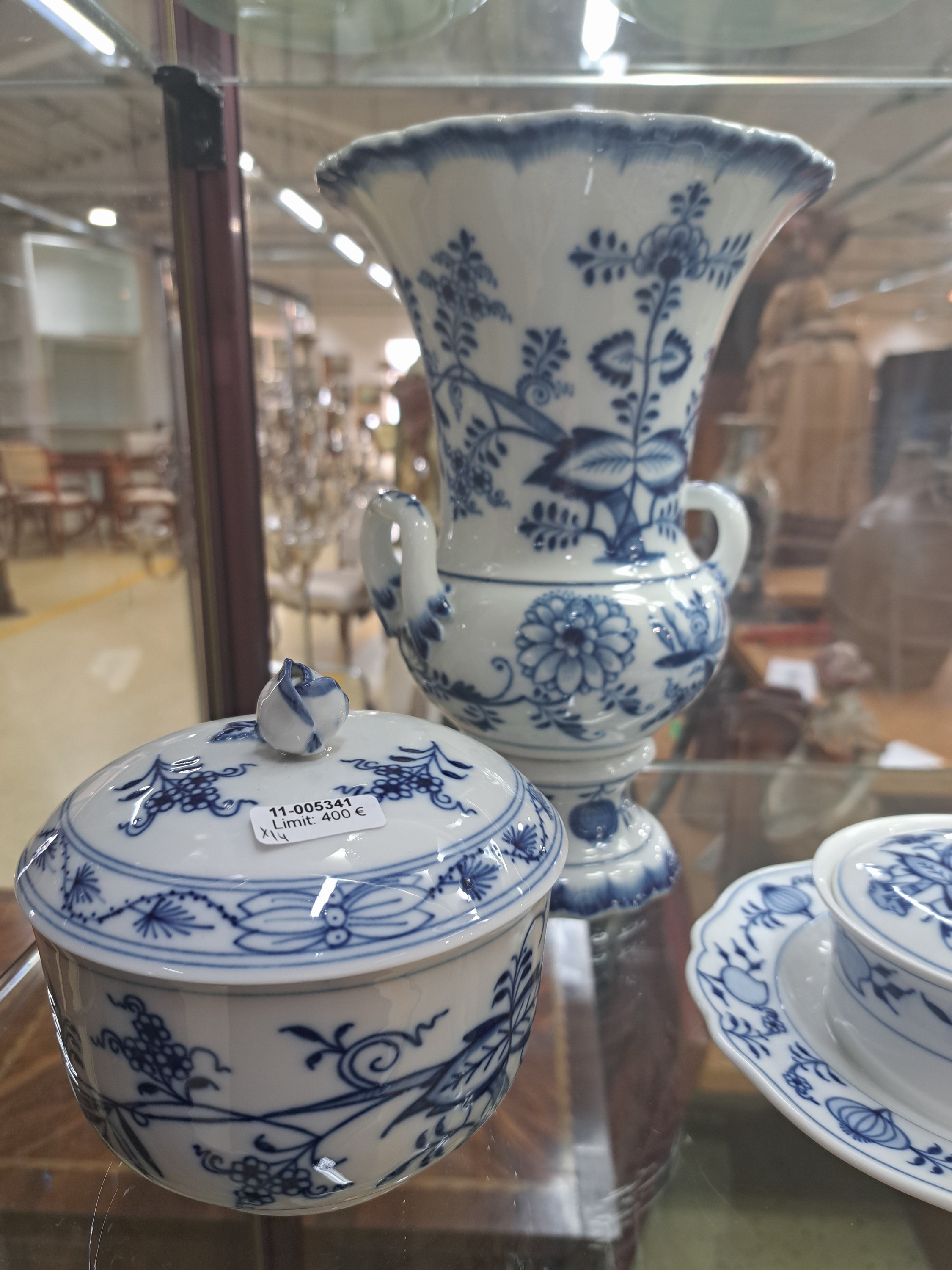 Detail c: 14 Teile Zwiebelmuster, Meissen, 19. und 20. Jh., Korbschale 25 cm, runde Schale 24 cm, 3 Dessertteller mit Durchbrucharbeit 15cm, Butterdose, ...