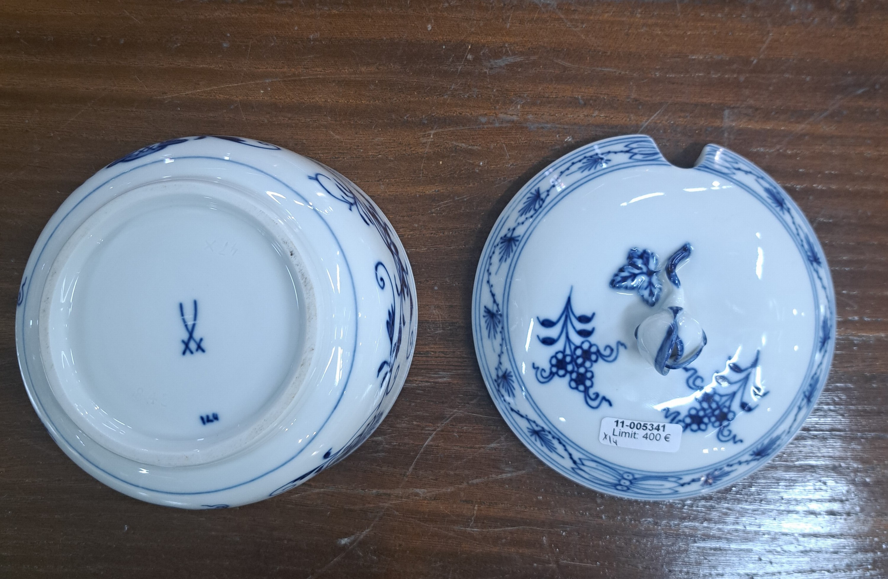 Detail d: 14 Teile Zwiebelmuster, Meissen, 19. und 20. Jh., Korbschale 25 cm, runde Schale 24 cm, 3 Dessertteller mit Durchbrucharbeit 15cm, Butterdose, ...