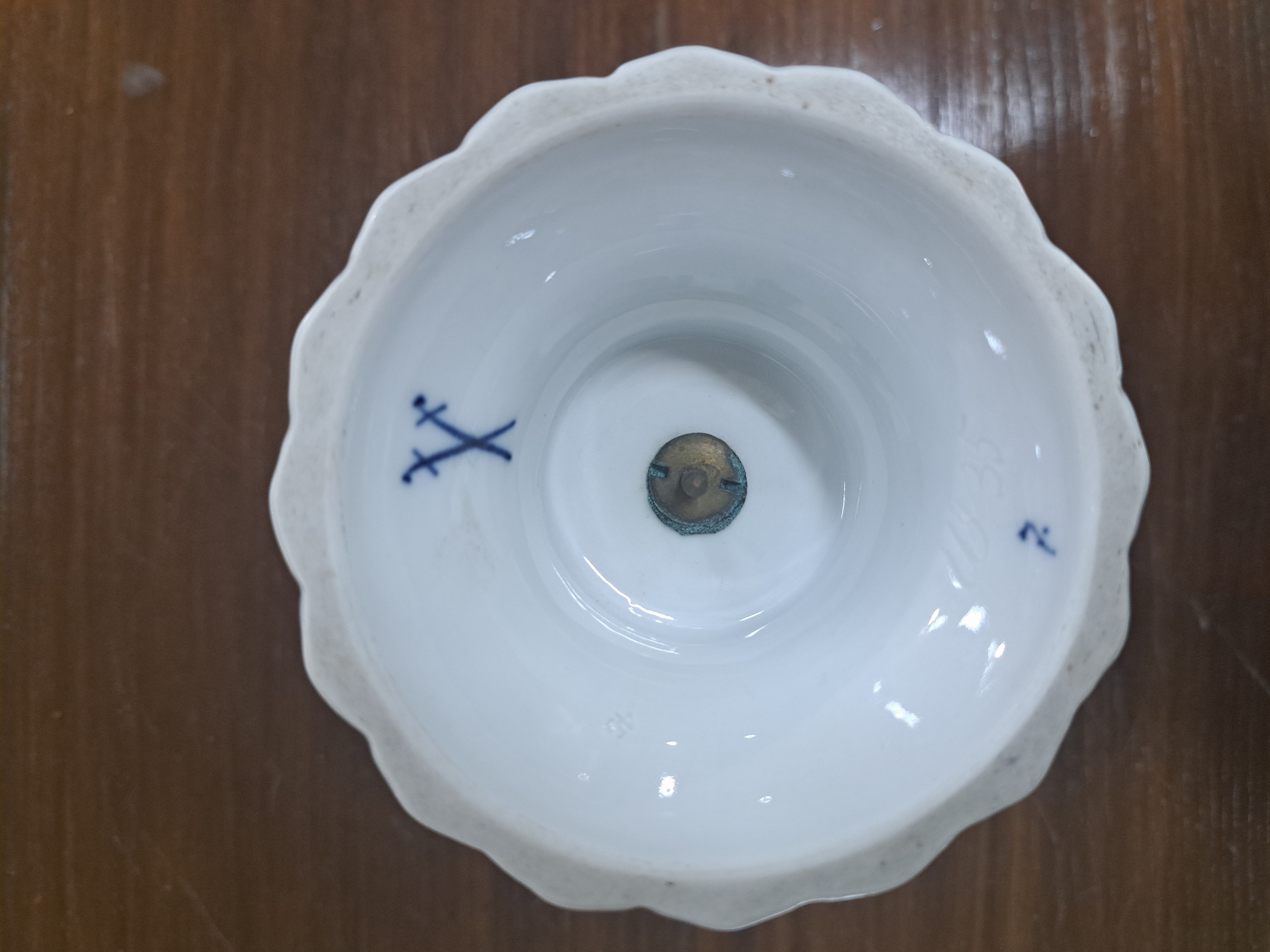 Detail e: 14 Teile Zwiebelmuster, Meissen, 19. und 20. Jh., Korbschale 25 cm, runde Schale 24 cm, 3 Dessertteller mit Durchbrucharbeit 15cm, Butterdose, ...