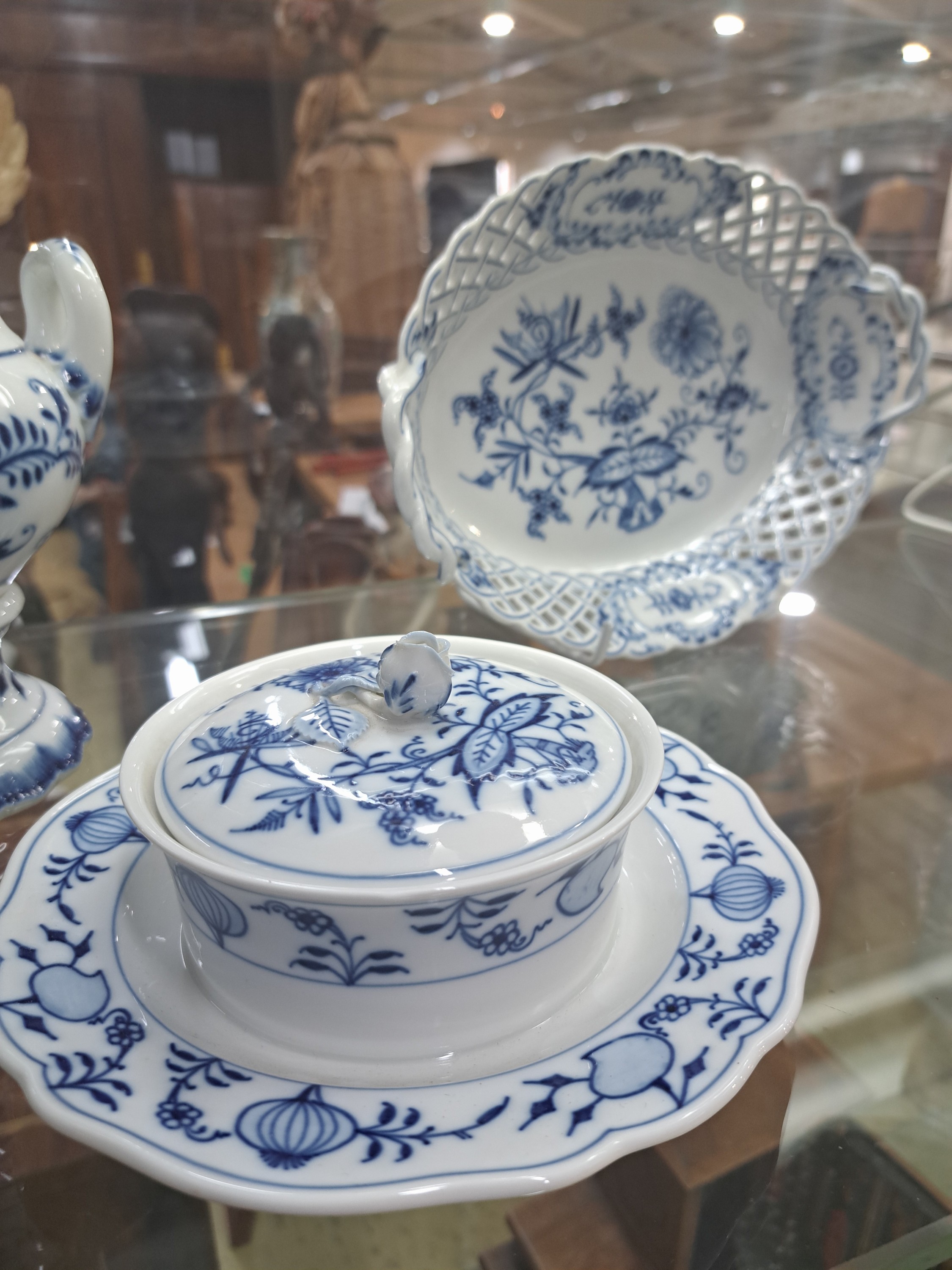 Detail f: 14 Teile Zwiebelmuster, Meissen, 19. und 20. Jh., Korbschale 25 cm, runde Schale 24 cm, 3 Dessertteller mit Durchbrucharbeit 15cm, Butterdose, ...